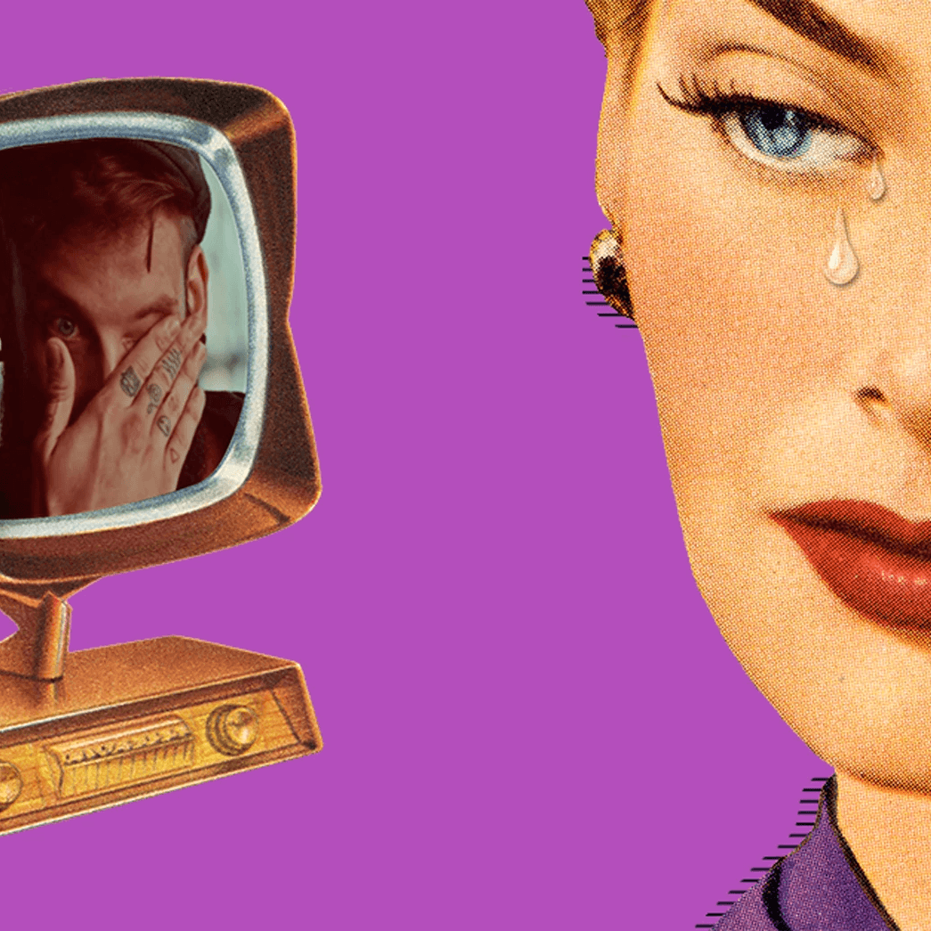 Mujer vintage llorando con televisión retro mostrando a un hombre cubriéndose el rostro.