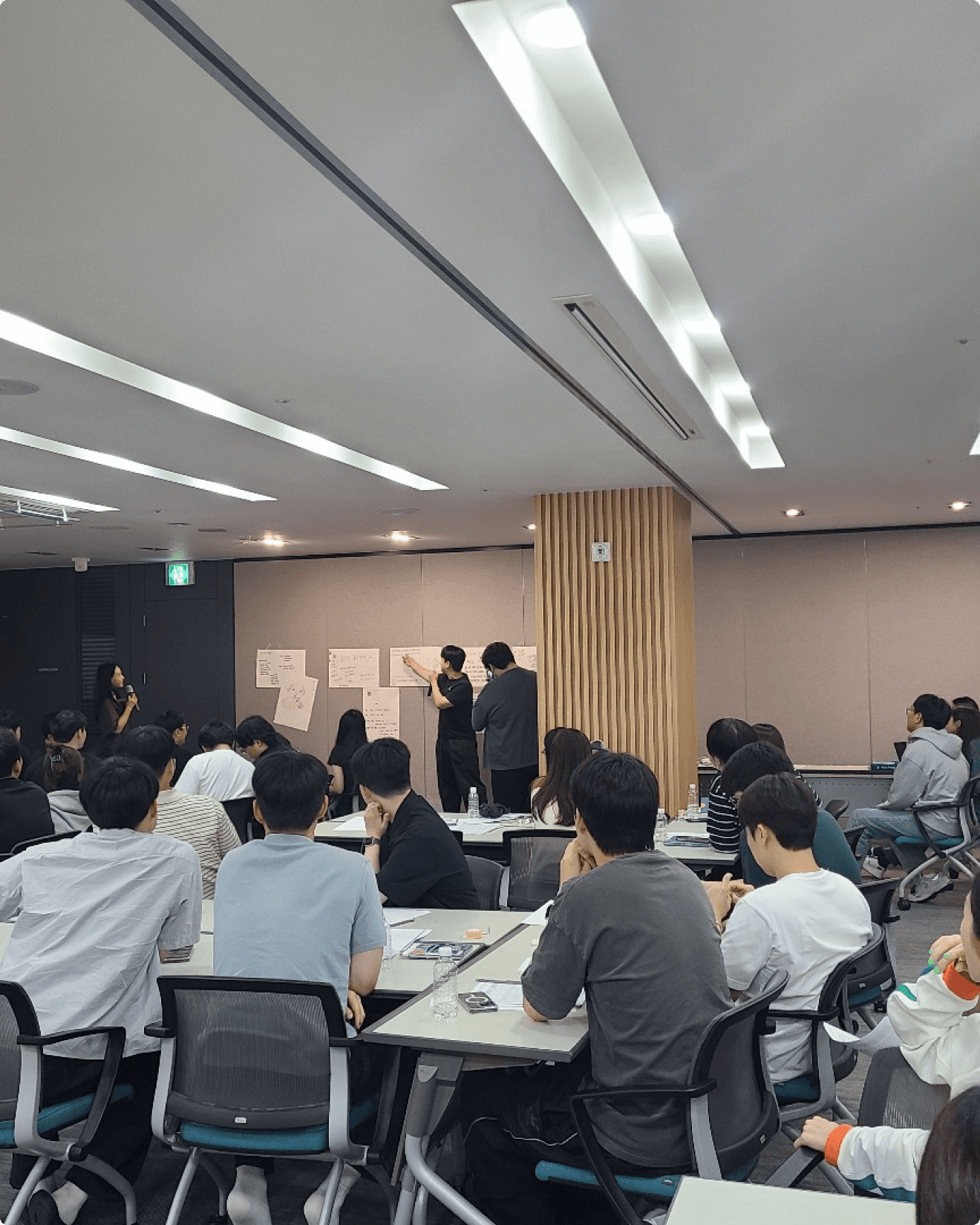 businesspeople-lunch-break-eating-pizza