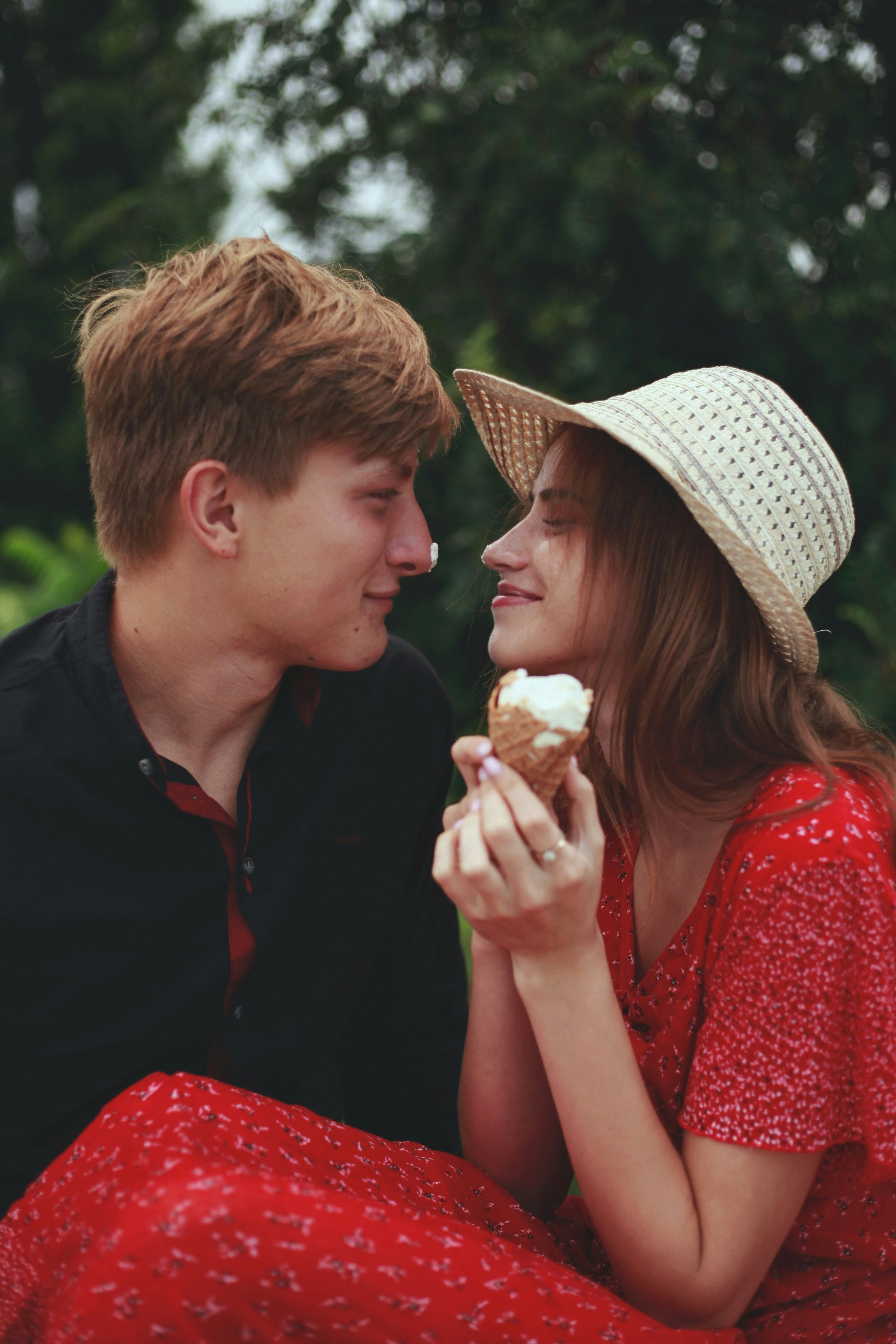 couple sharing icecream