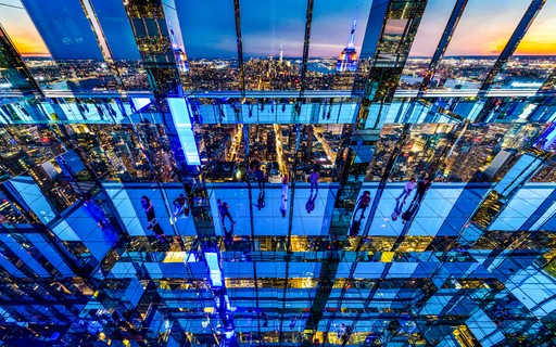 Gosti uživaju u panoramskom noćnom pogledu sa Summit One Vanderbilt, New York City.