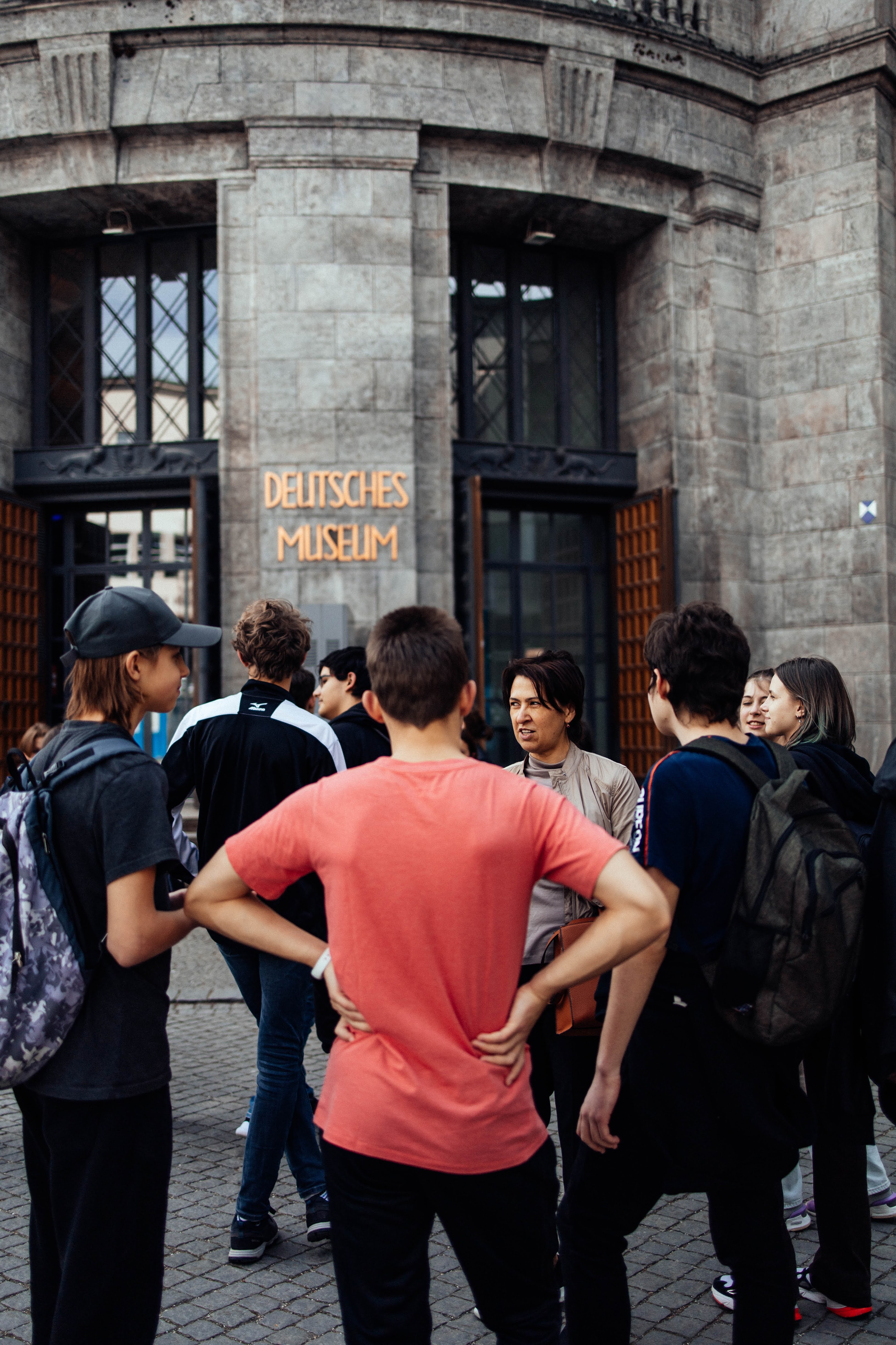Gruppe junger Menschen vor dem Museum für deutsche Geschichte.