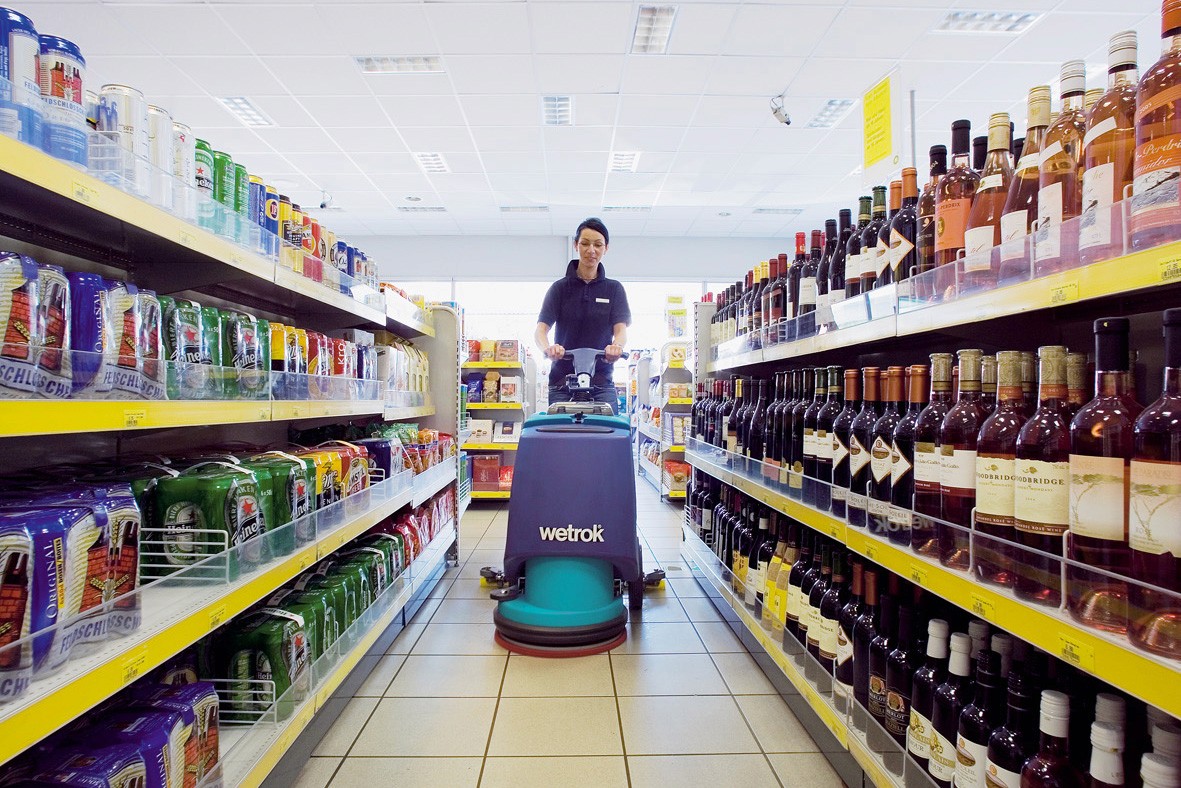 Produktbild von Scheuersaugmaschine Scrubo bei Reinigung eines Supermarktes (Wetrok, 2005)