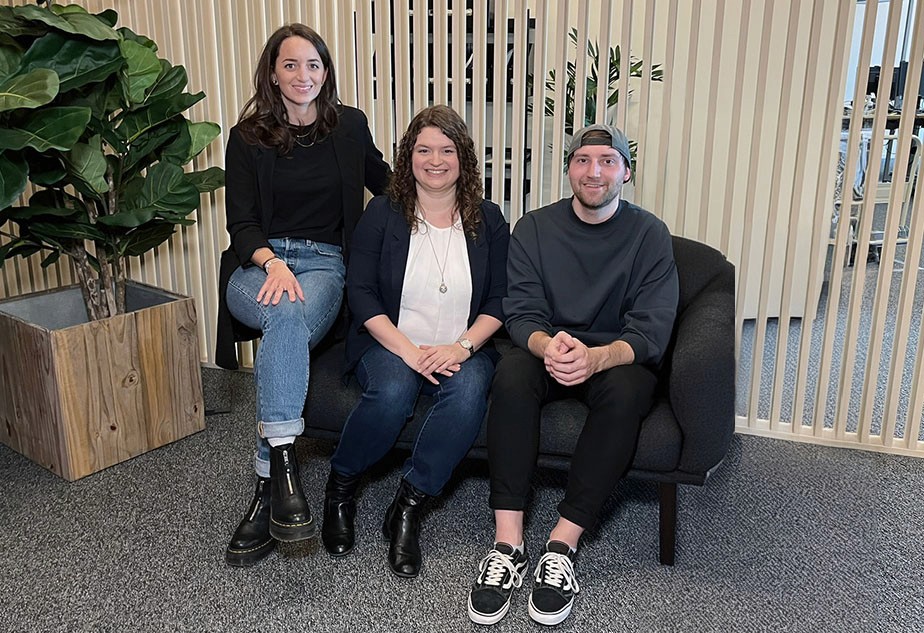 Sovendus People team sitting on a sofa in the Sovendus office