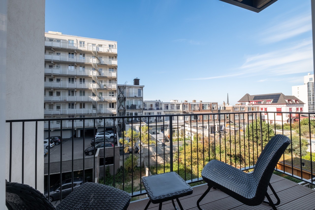  Ruim balkon met zitjes en uitzicht over het strand van Scheveningen.