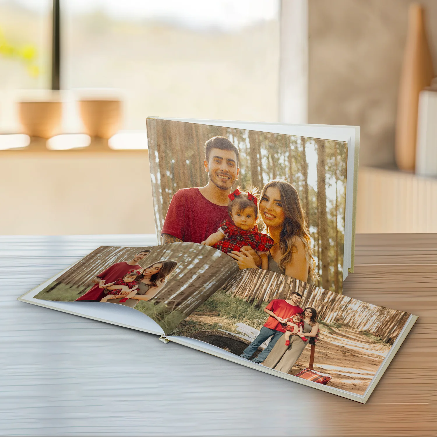 Fotolivro de capa dura no tamanho 30x30cm aberto e fechado em loop.