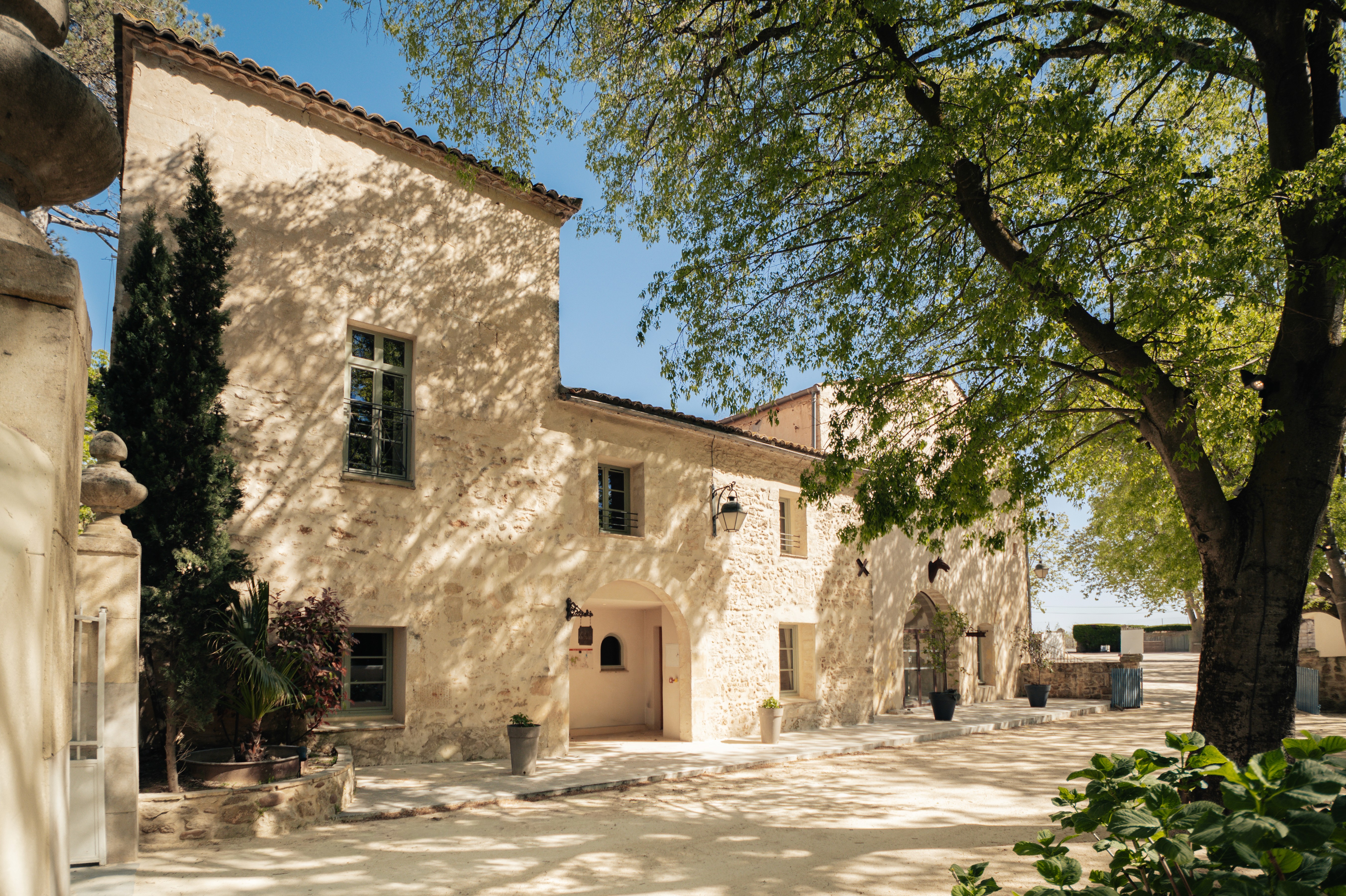 Rénovation complète de maison à Montpellier par Karbone Architectes. Projet de rénovation haut de gamme d'une maison ancienne alliant architecture contemporaine et préservation du patrimoine. Agence d'architecture spécialisée dans la rénovation de maisons, villas, bâtisses en pierre, mas, domaines viticoles et projets de réhabilitation dans l'Hérault.