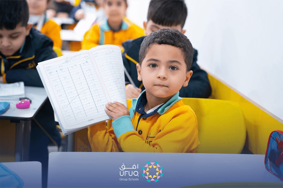 طفل يعرض مواهبه امام استاذه في الصف