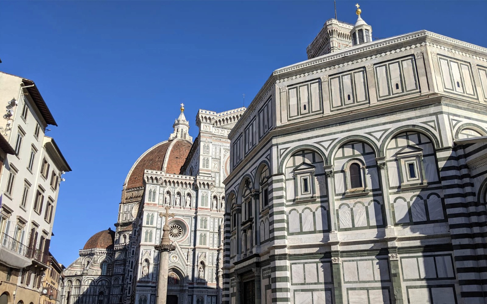 佛罗伦萨的大教堂广场,晴空下的教堂和洗礼堂。