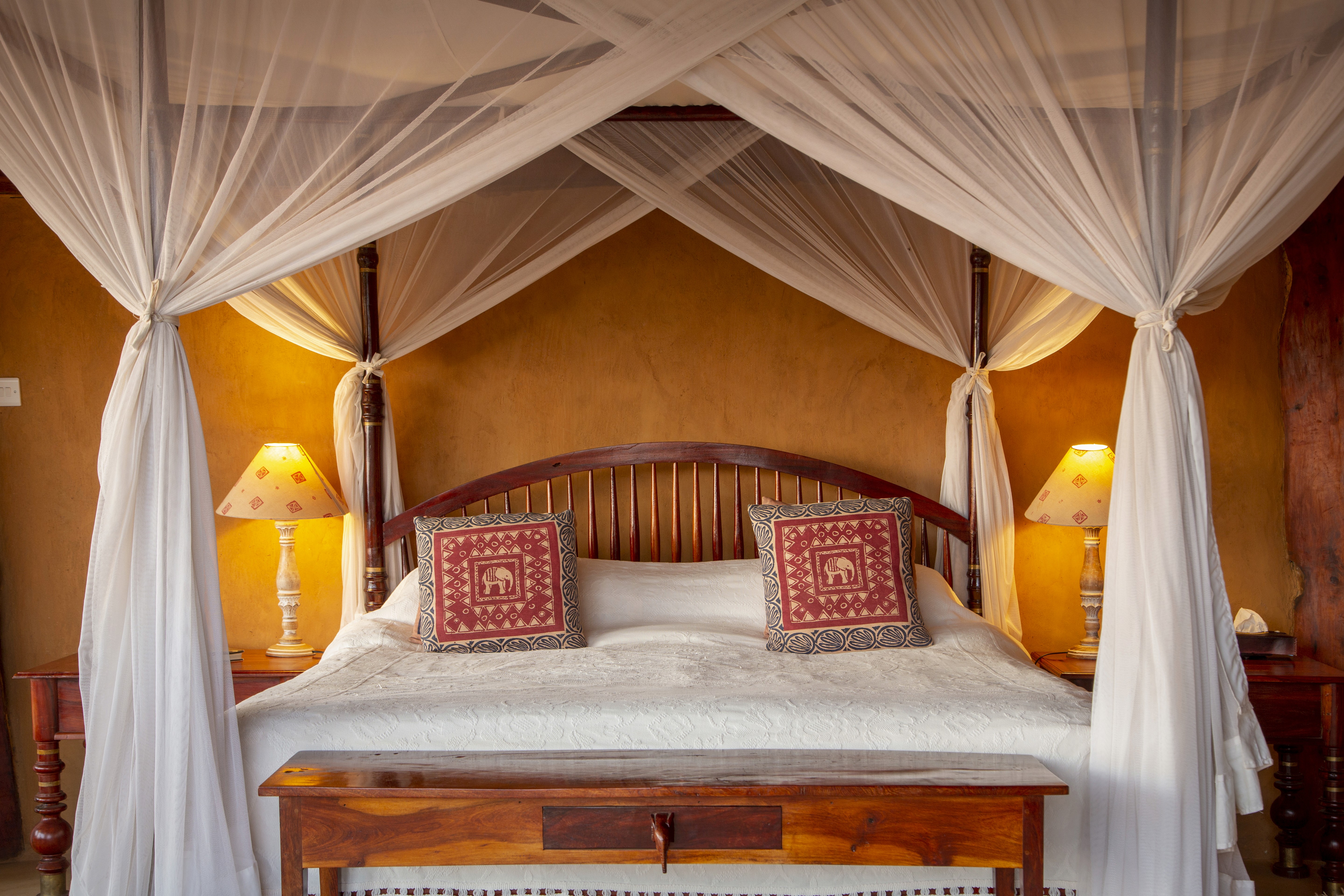 Tree Camp i Mashatu Game Reserve, Botswana – unikt boende byggt på en platå i ett träd, med säng omgiven av myggnät under ridresa med Africa by Horse.