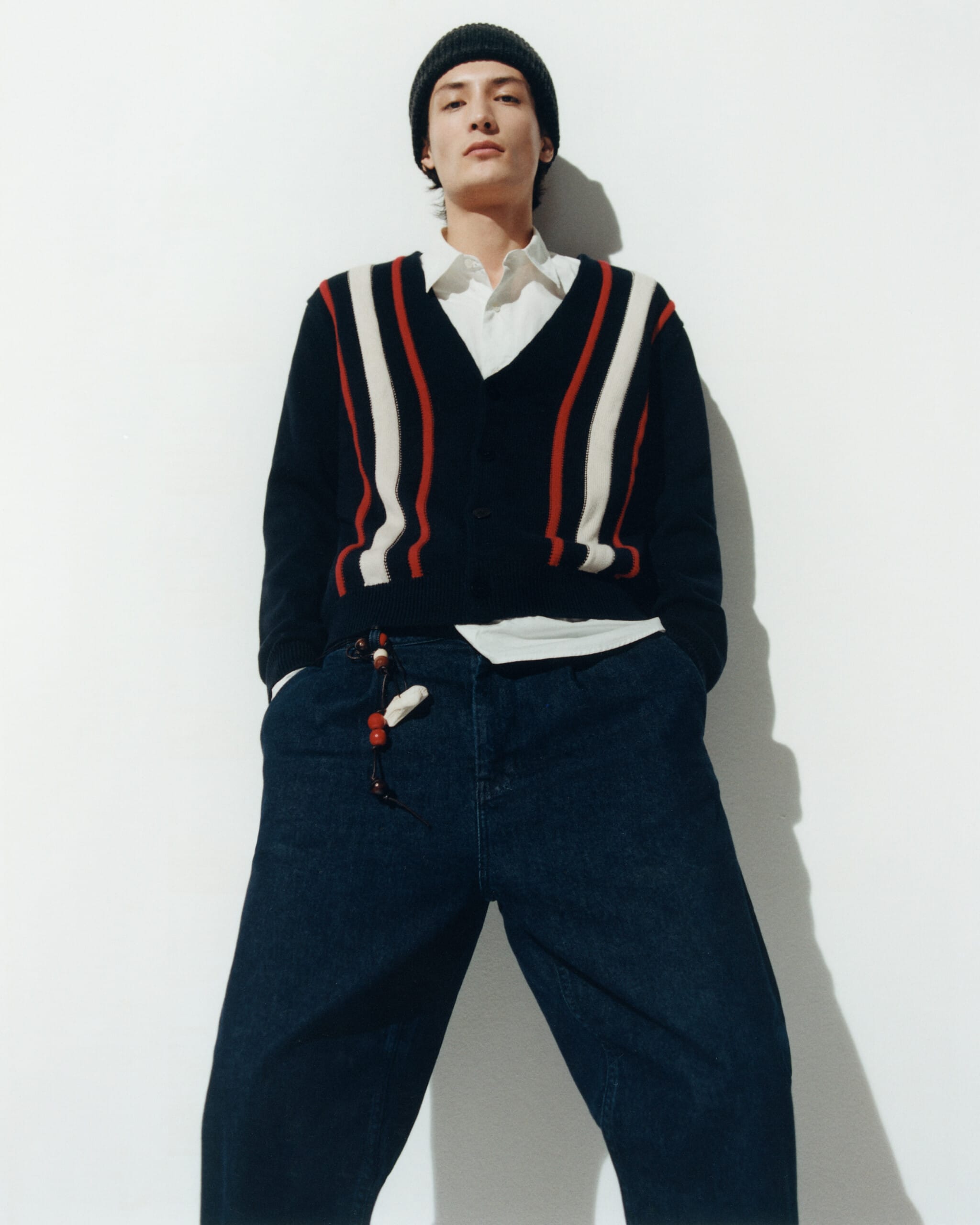 Look homme Thinking Mu avec pull col V noir et bandes rouges et blanches