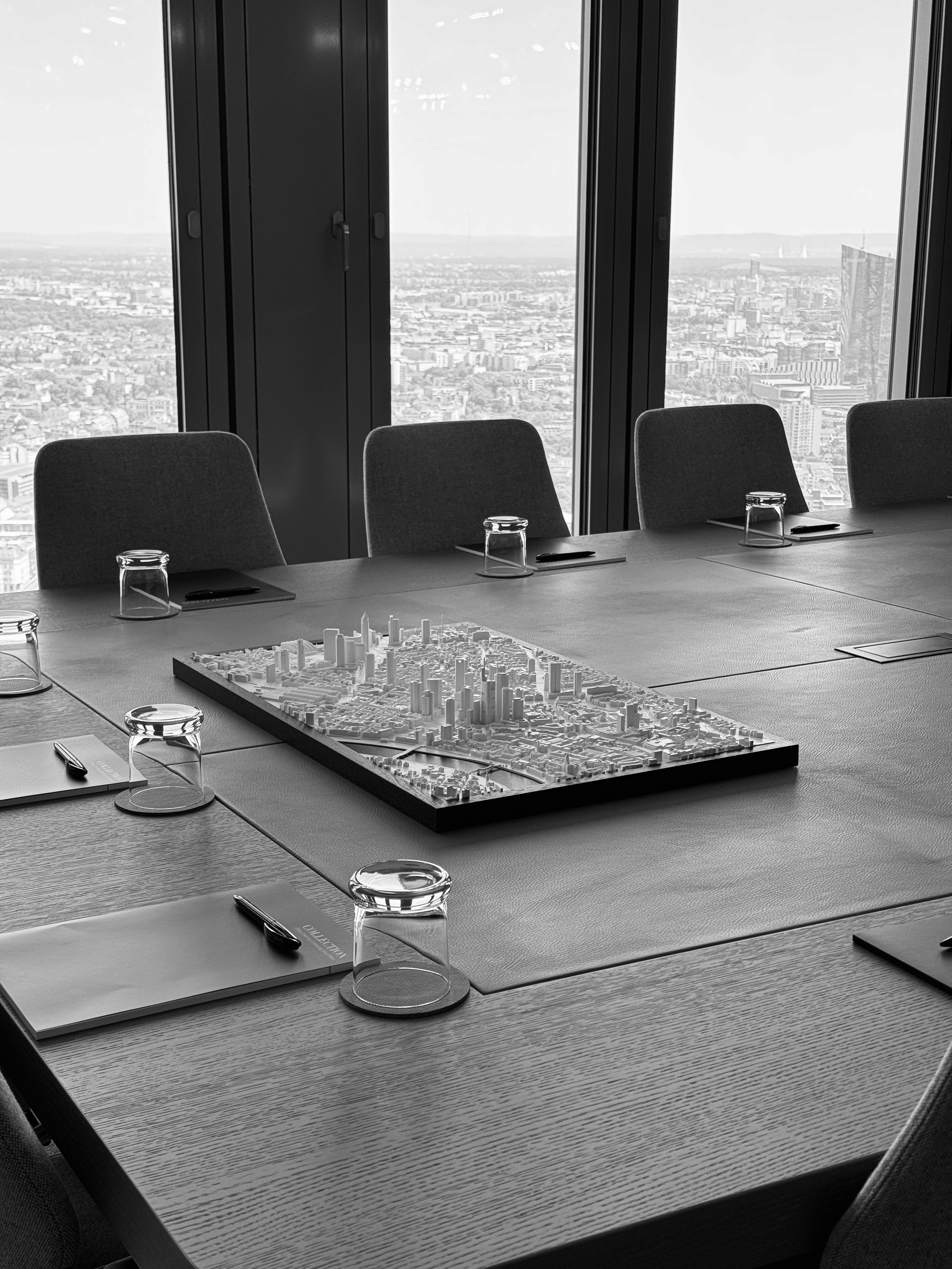 Misbah Rahman, Gründer und Geschäftsinhaber der Marketing-Agentur Marah-Solutions, in seinem Büro im Hauptsitz in Frankfurt am Main. Marah-Solutions unterstützt Unternehmen aus der Immobilien- und Handwerksbranche im DACH-Raum bei Skalierung, Mitarbeitergewinnung und Neukundengewinnung.