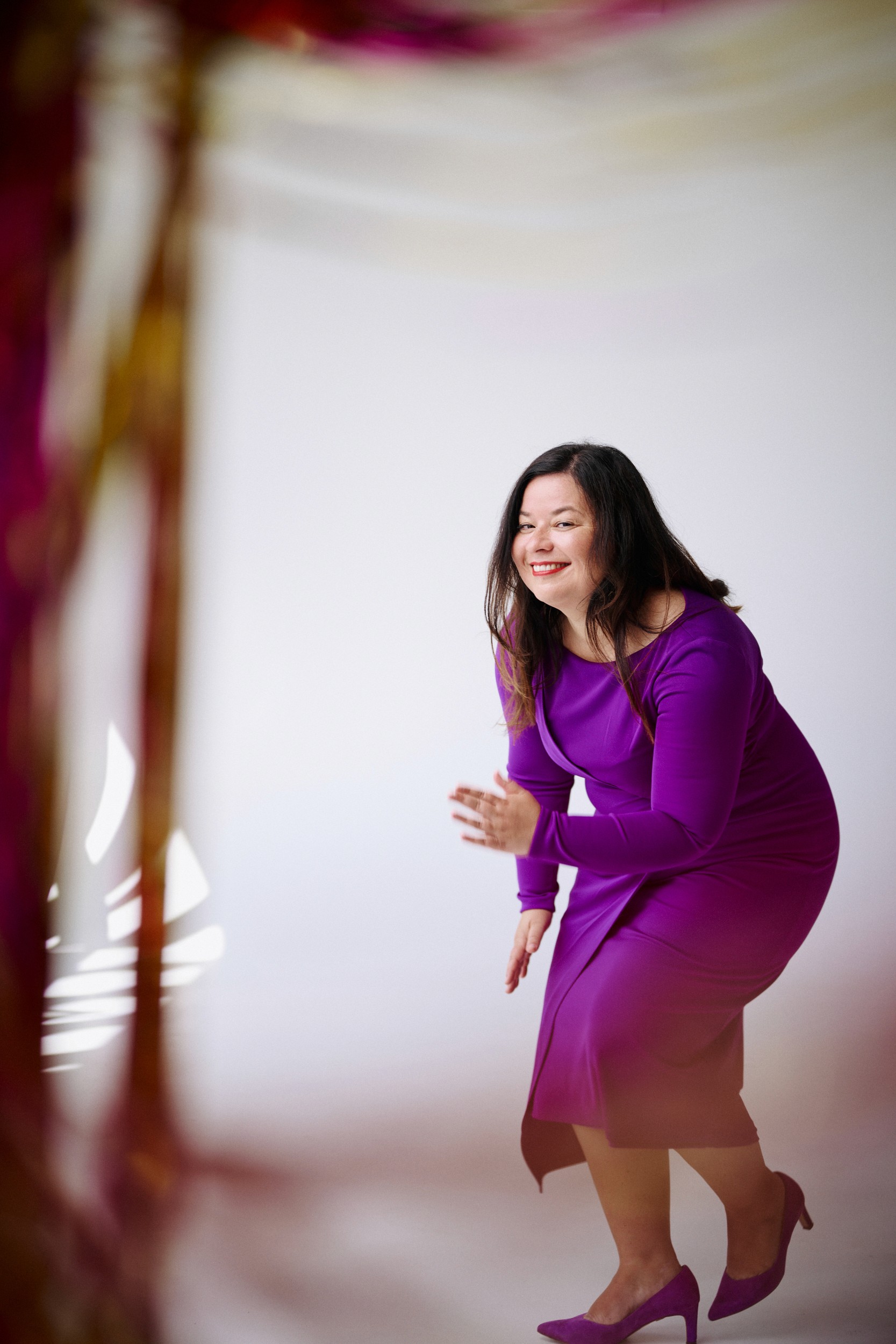 Christiane Kilian posiert in einem lila Kleid, natürliche Lichtführung im wytspace Studio in Erfurt+