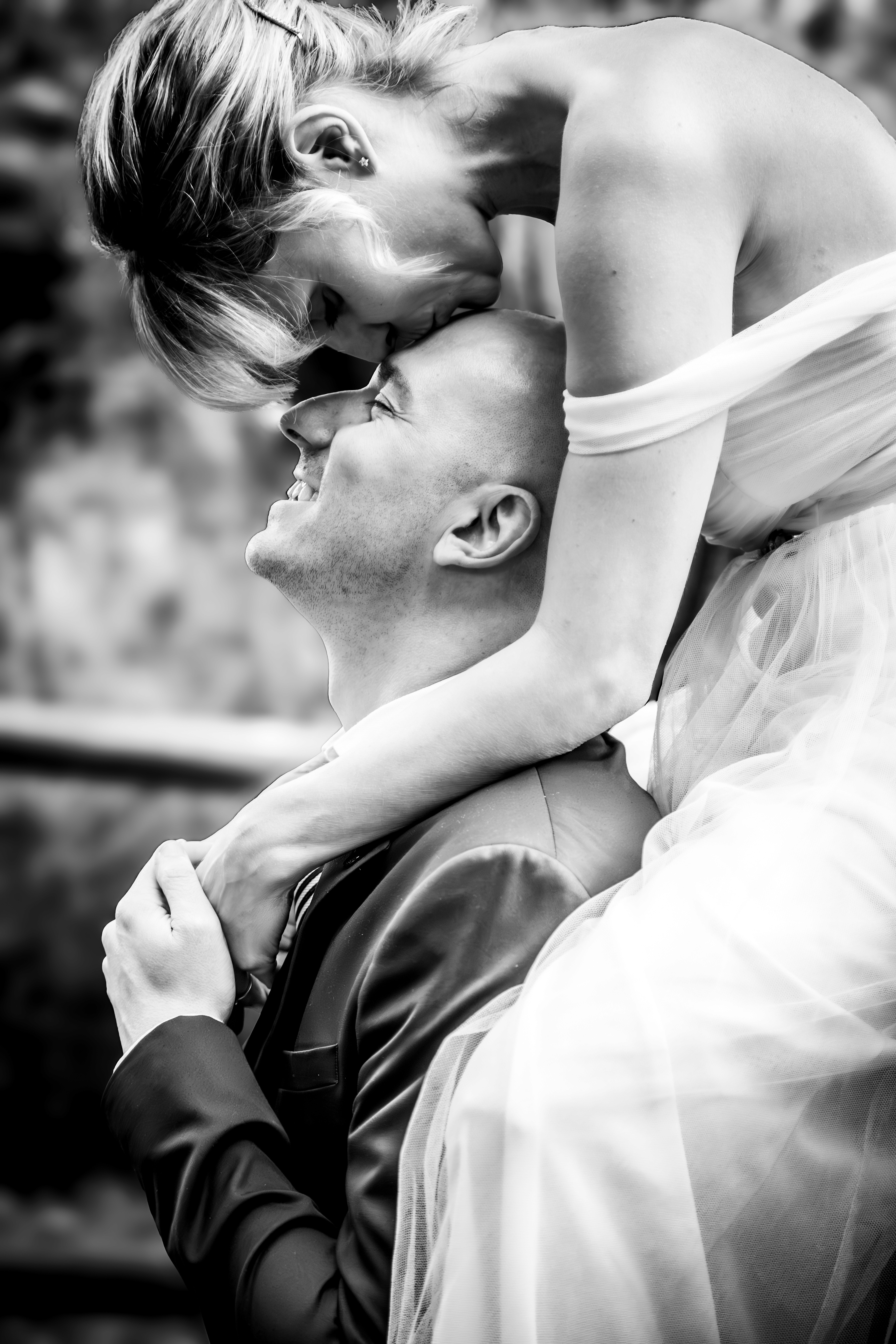 Sesión de boda. Pareja dandose un beso