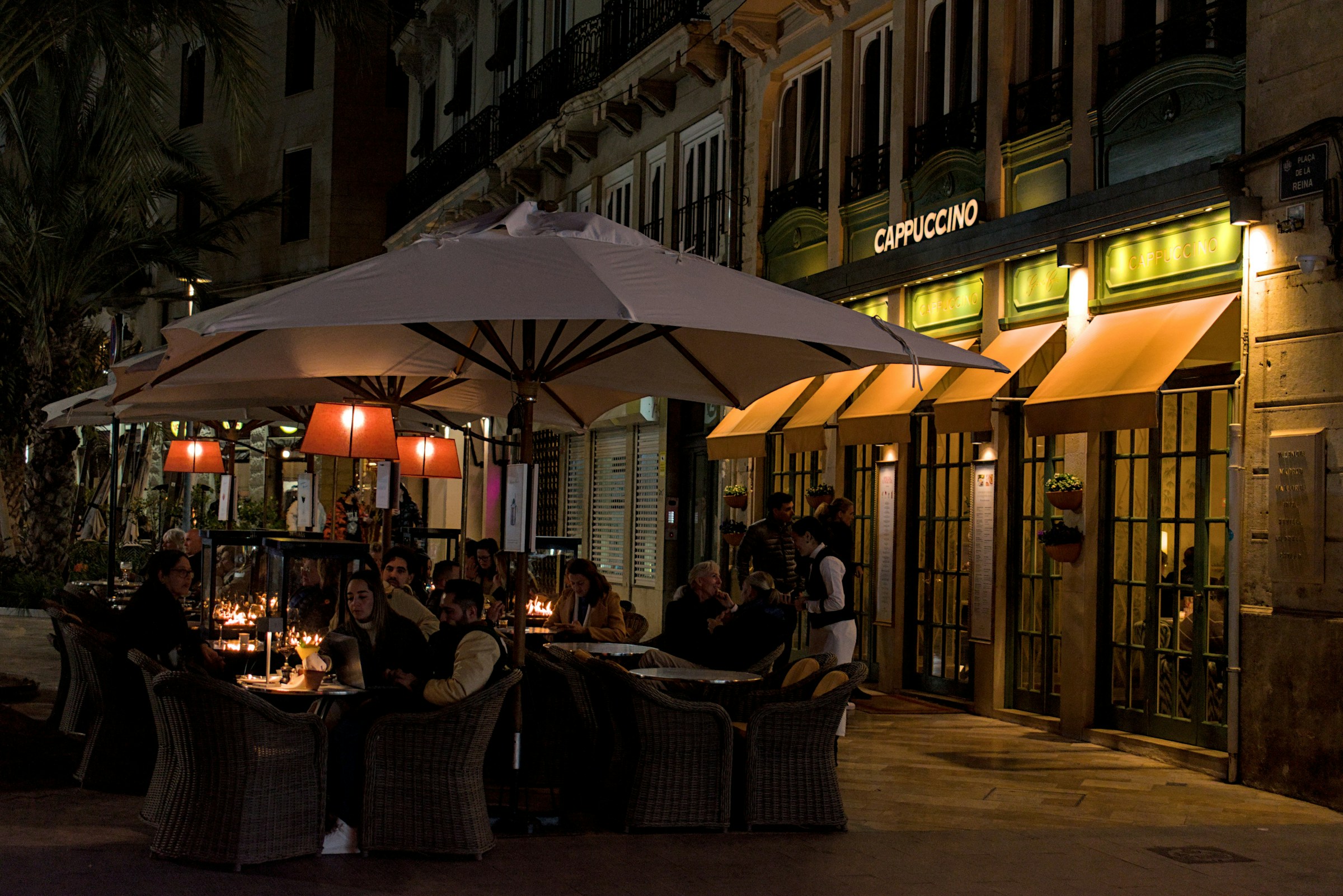 Terraza de un restaurante con sombrillas al anochecer: seguro para bares, restaurantes y hoteles en Murcia