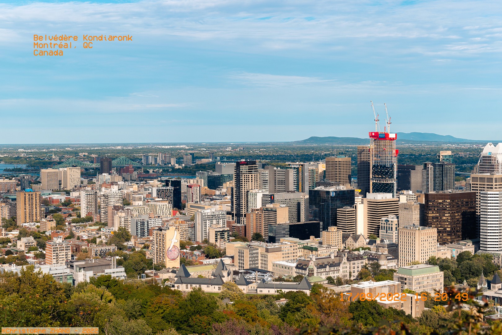 Vue de Montréal depuis le Belvédère Kondiaronk avec le pont Jacques-Cartier à l’horizon.