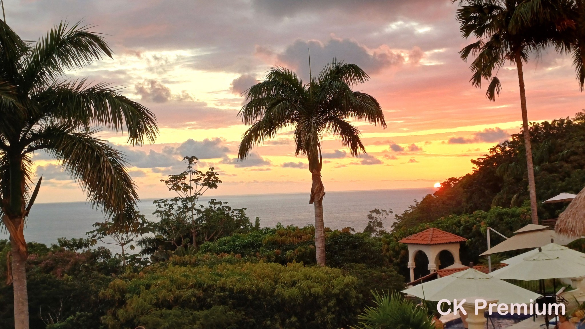 Západ slunce nad El Parador resort - Quepos, Kostarika.