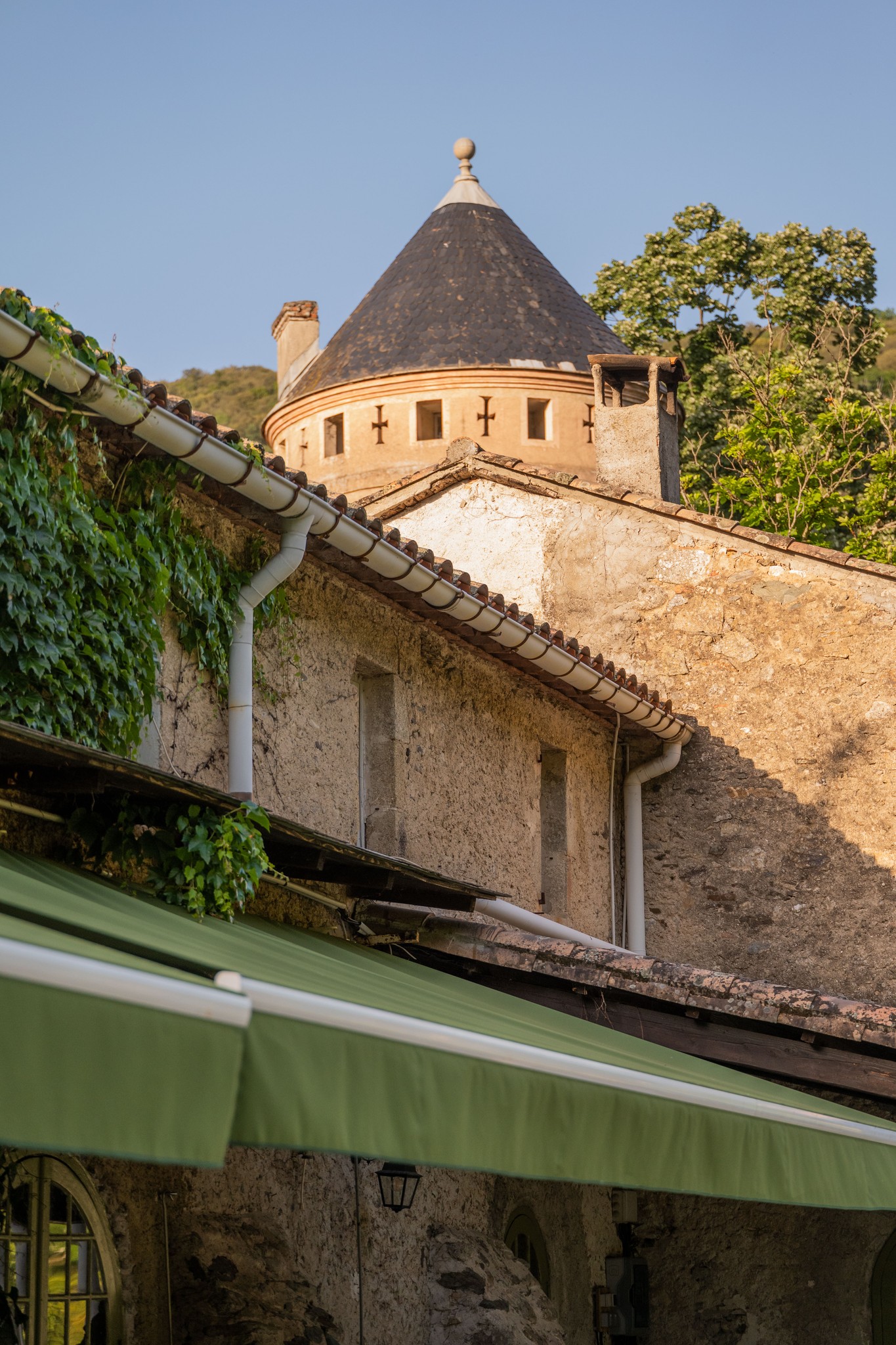 terrasse du restaurant l'abeuradou du château du rey