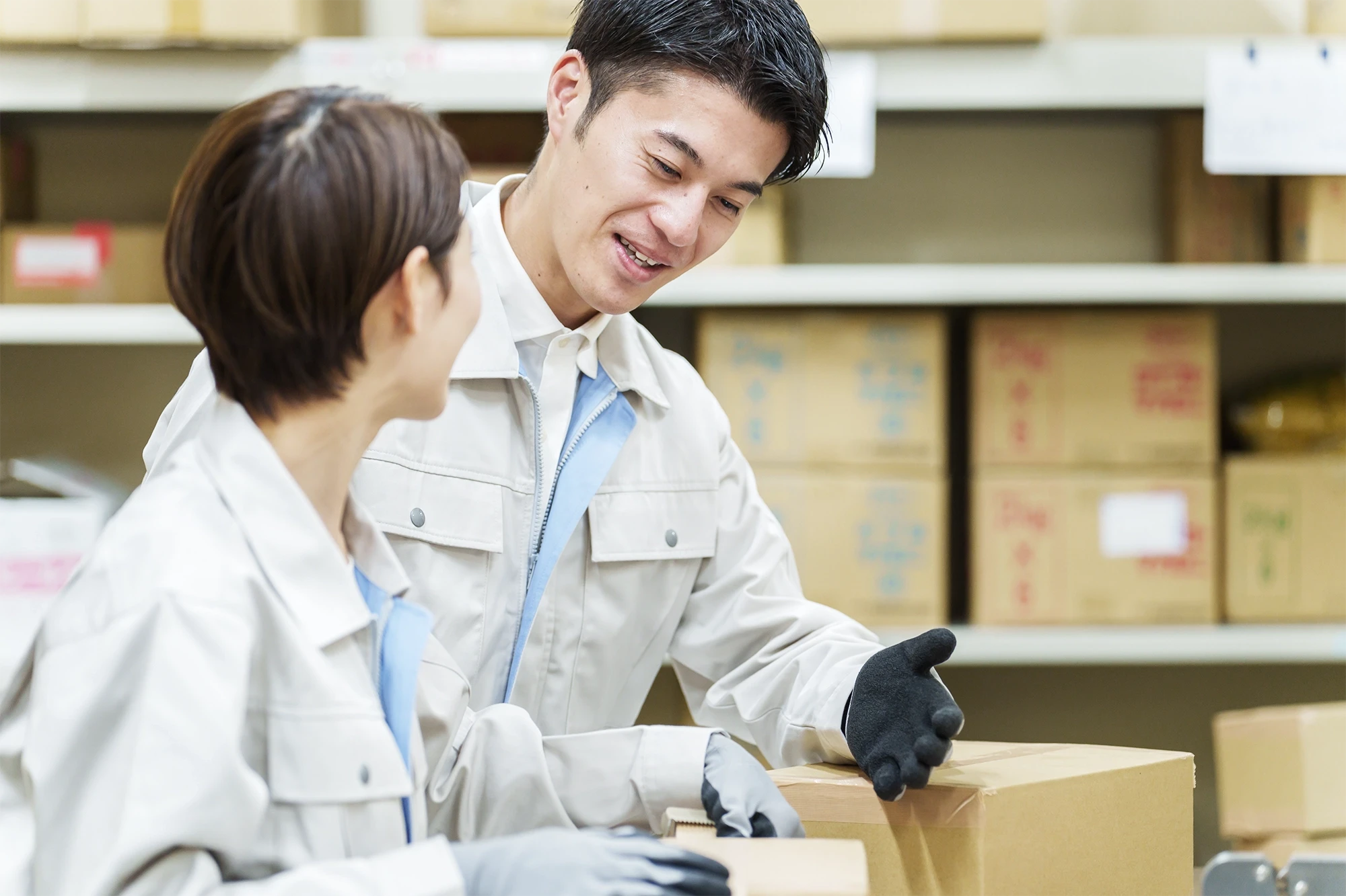 部下に指導をする人物の写真。現場リーダーのイメージ。