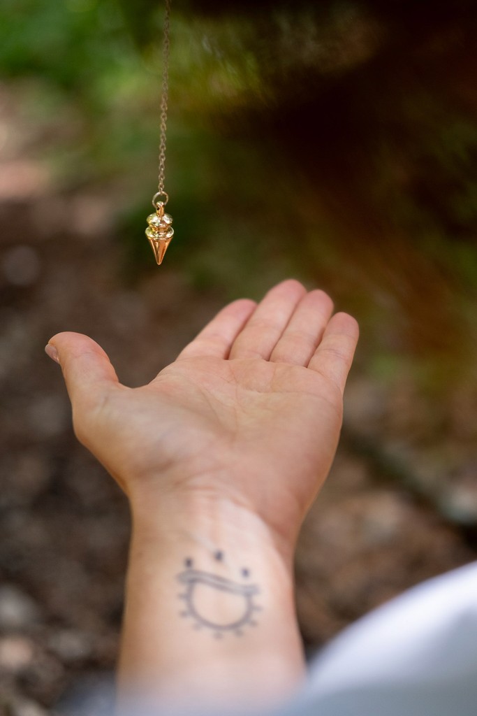 Hélène utilise sont pendule dans la forêt