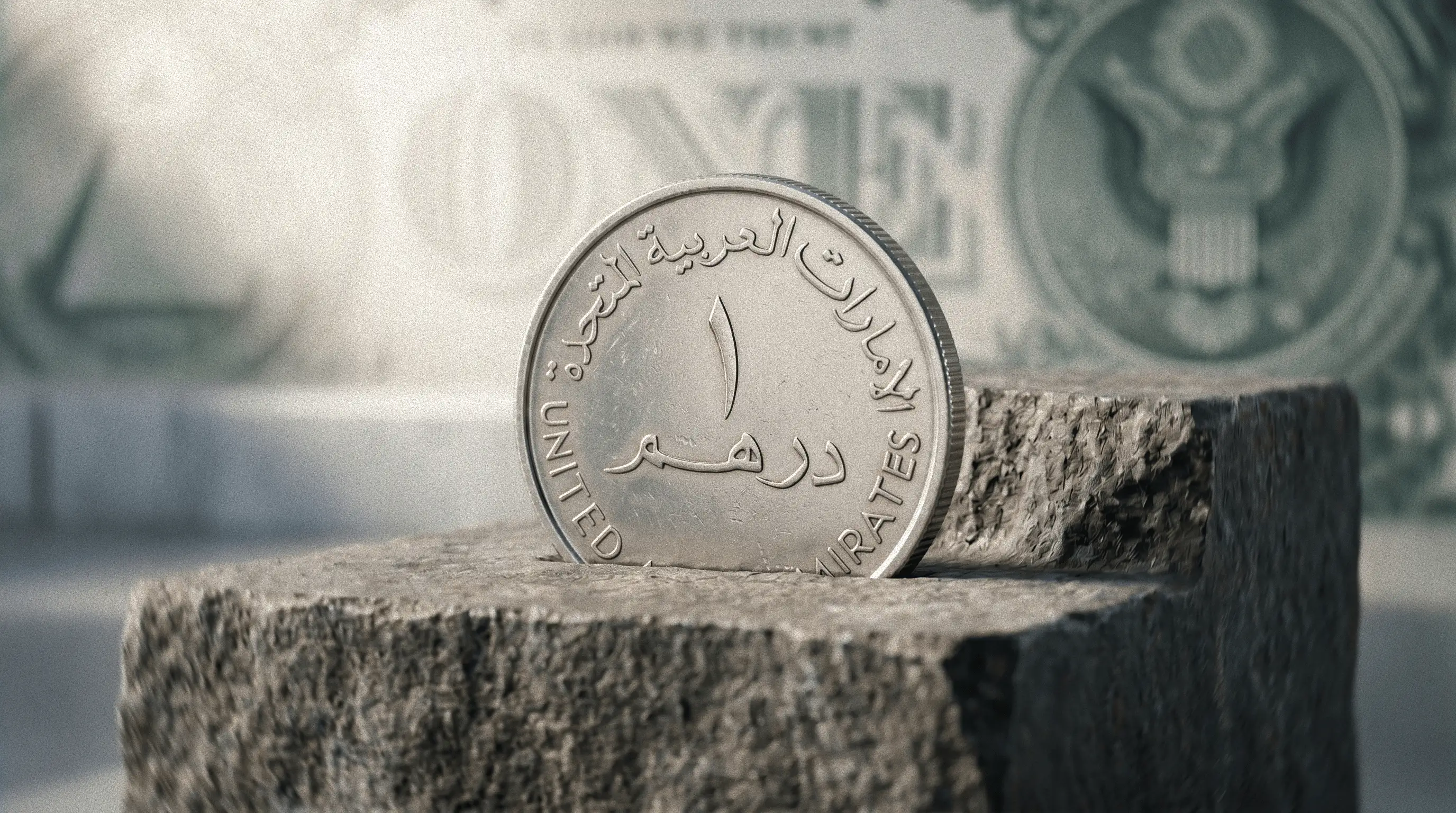 Moneda de un dirham de Emiratos Árabes sobre una base de piedra.
