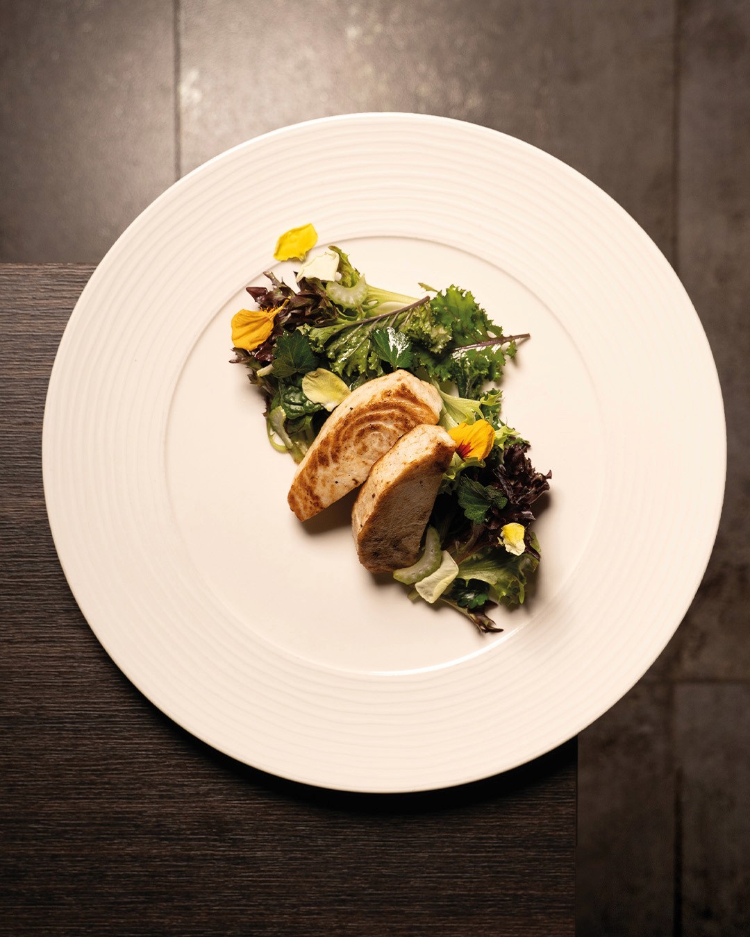 „Gebratener Thunfisch auf frischem Blattsalat mit essbaren Blüten – fein angerichtet im Ristorante Giuseppe Gentile.“