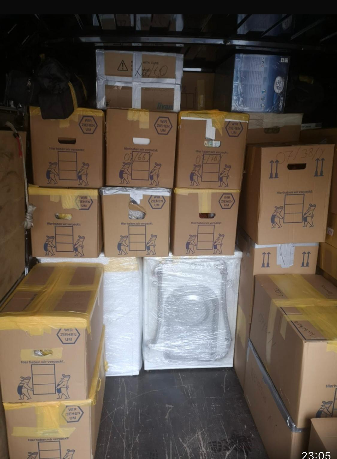 Sicheres Verstauen von Kartons in einem LKW vor dem Transport