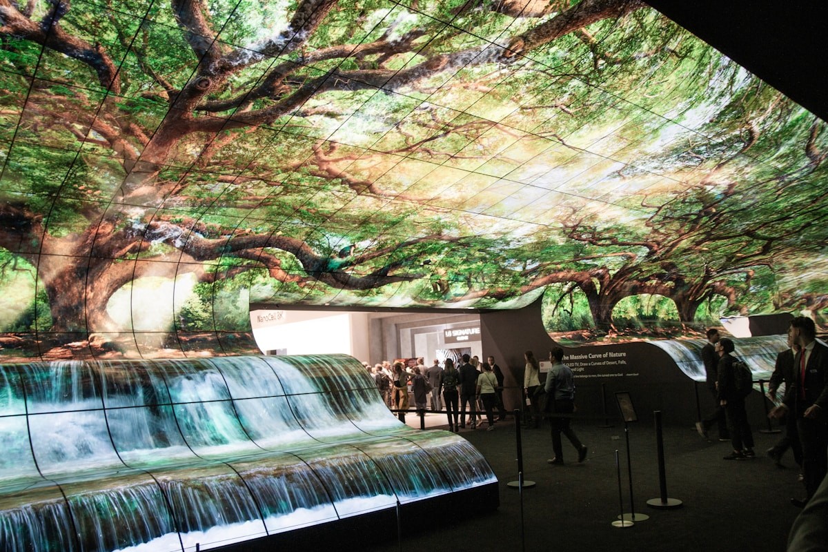 Large scale interactive projection installation