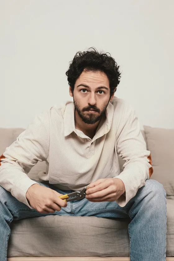 SukOne mit einem Nussknacker in der Hand