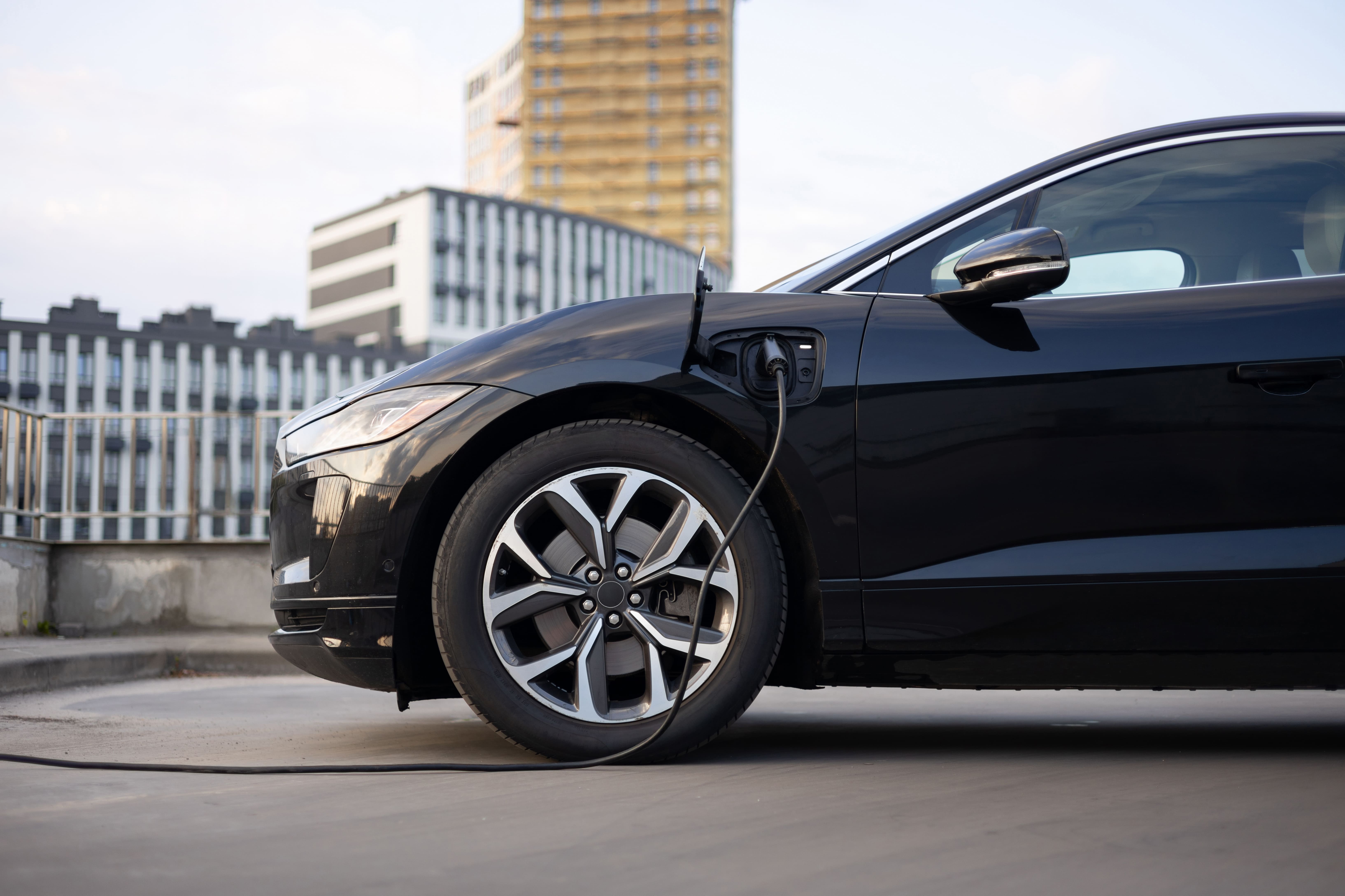 auto-elettrica-in-ricarica-alla-colonnina