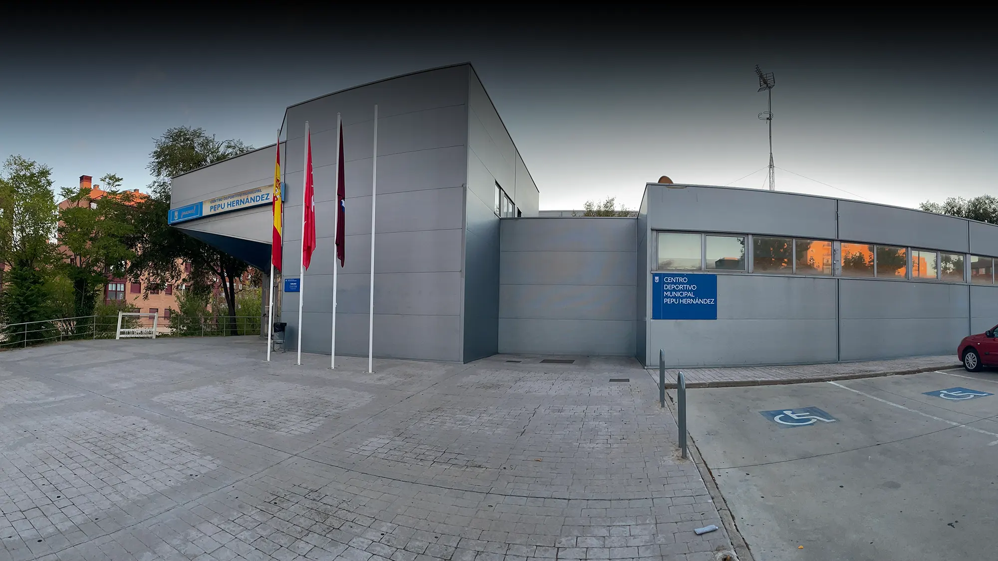 fachada del centro deportivo ágora cea bermudez
