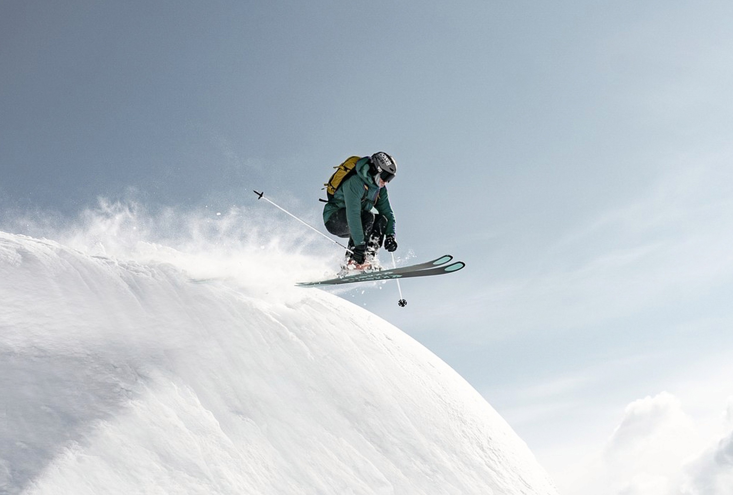 Ein Skifahrer in voller Fahrt auf einem verschneiten Berghang, dynamisch in Szene gesetzt mit Kästle Skiern, die für Präzision und Performance stehen.