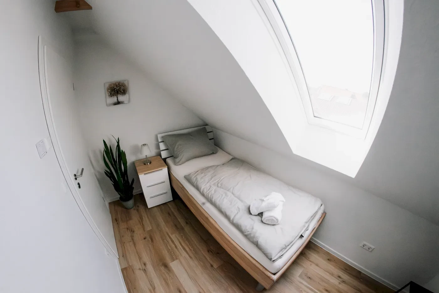 Einzel-Schlafzimmer mit einem Ein-Personen-Bett.