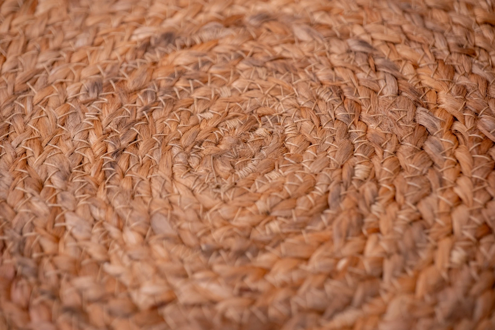 Tapis en jute marron tressé, texture naturelle. Décoration intérieure artisanale.
