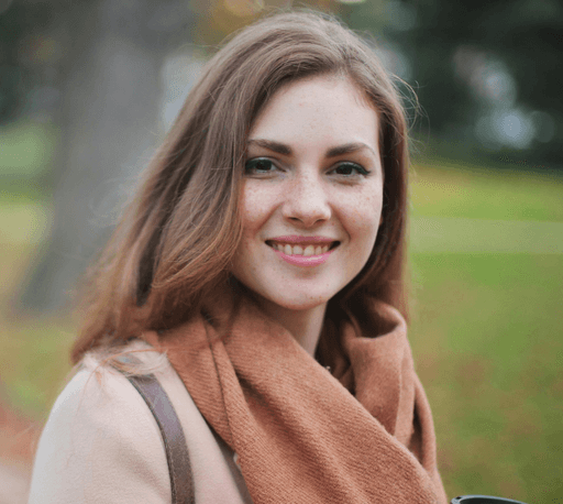 das Portrait einer jungen Frau die lächelt