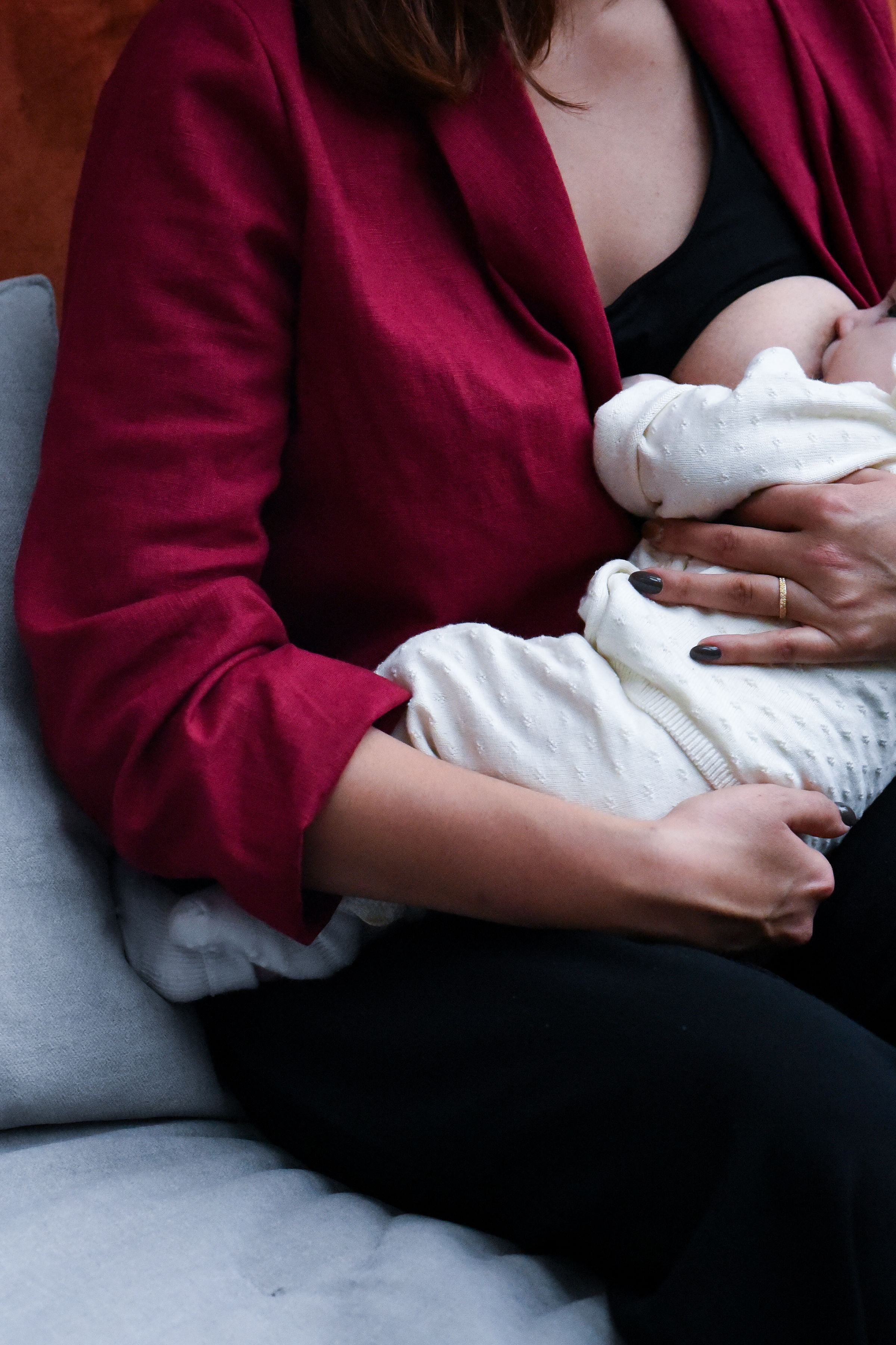 Femme en train d’allaiter, sereinement installée, révélant toute la praticité du chemisier d’allaitement de la nouvelle collection Les Rayonnantes. Son geste naturel et tendre met en avant une ouverture discrète et ingénieuse, pensée pour accompagner chaque moment de maternité. Une pièce élégante et fonctionnelle, conçue pour offrir confort, aisance et éclat au quotidien.