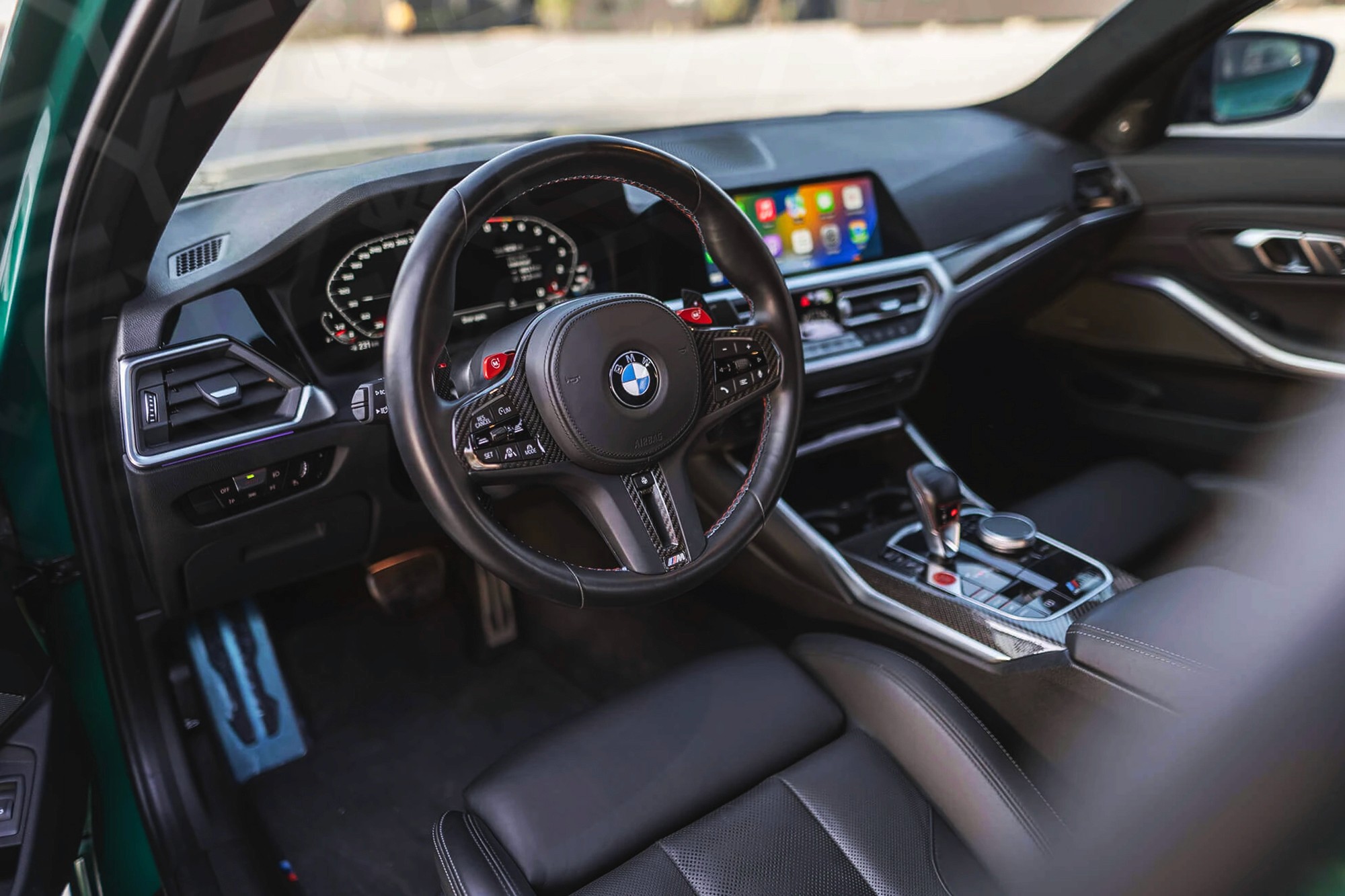Vue interieur BMW M3 Vert – Location Sportive à Dubaï | Keyz Rent