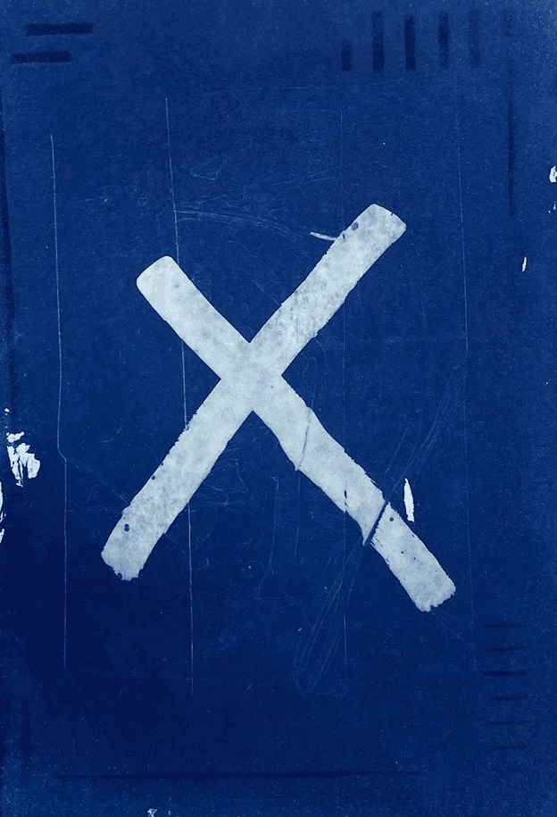 Abstrakte blaue Strukturen auf Papier, erzeugt durch unterschiedliche Belichtungsstärken und UV-Licht im Cyanotypie-Prozess.