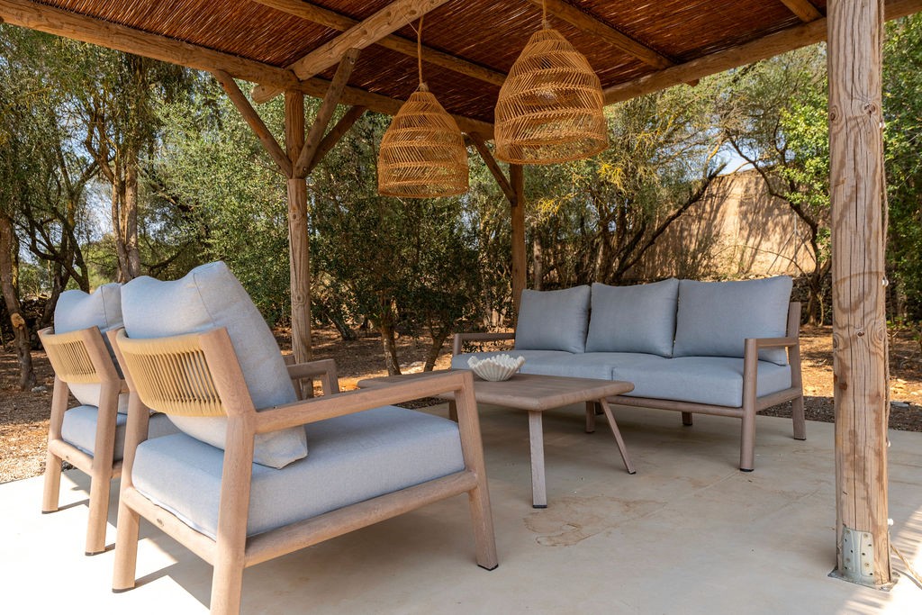 Poolhouse der Finca in Felanitx gestaltet von Home Styling Mallorca mit Teakmöbeln und schattiger Pergola