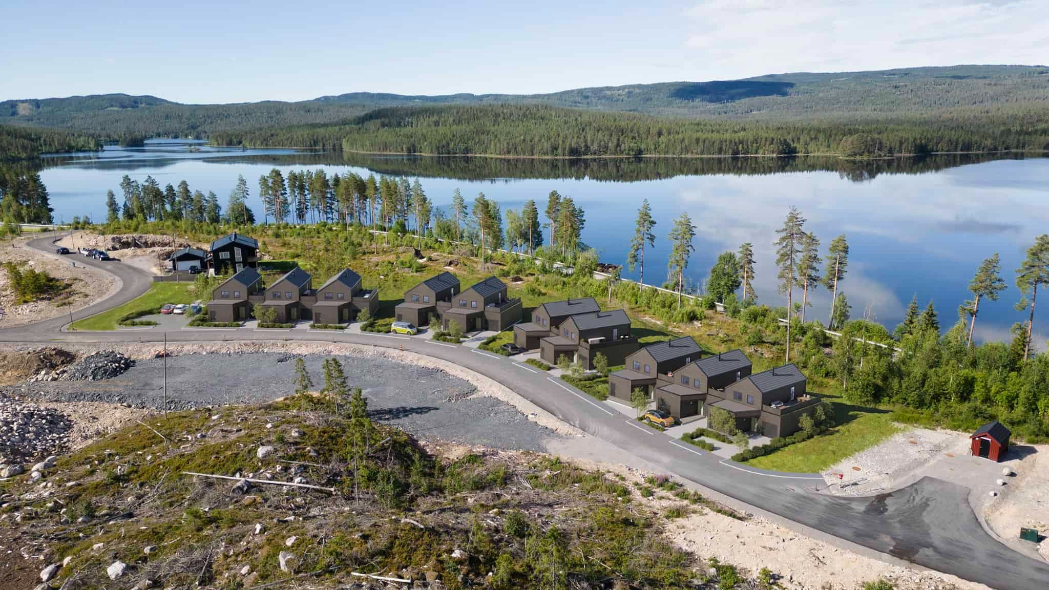 Byggearbeid med boliger og garasjer på Harestustranda