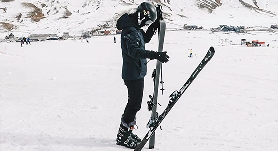 Homme se prépare à aller skier