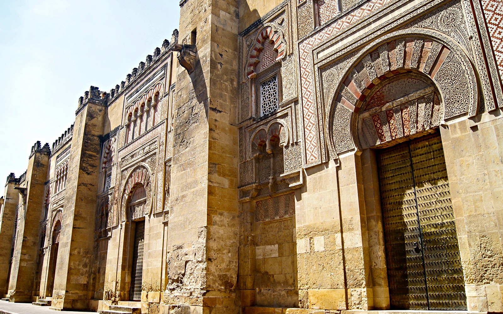 科尔多瓦大清真寺-大教堂外部复杂的拱门和精美的石雕细节。