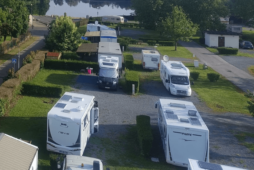 Camping-car stationné sur un emplacement avec branchement électrique