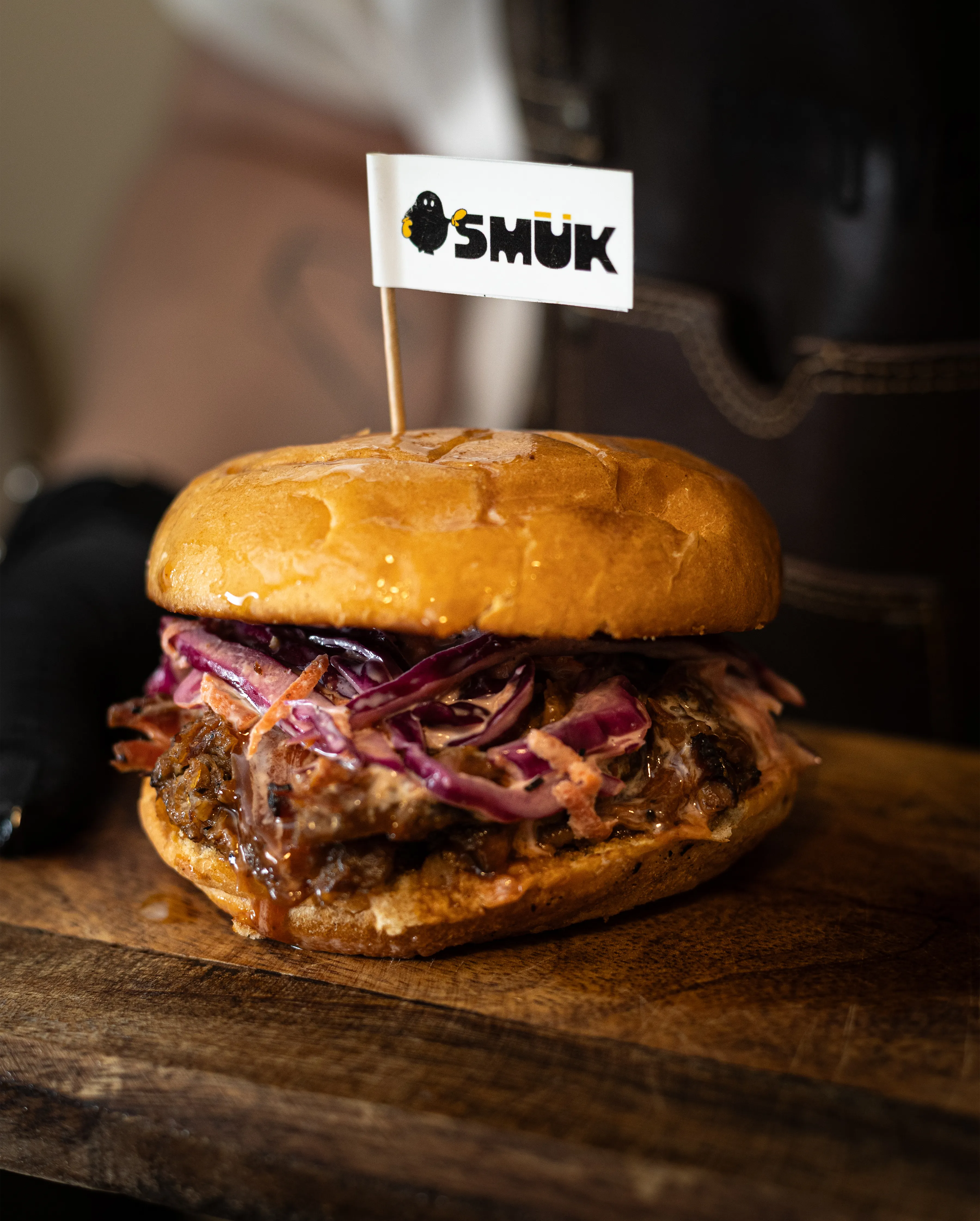 Hamburguesa artesanal Smük sobre tabla de madera