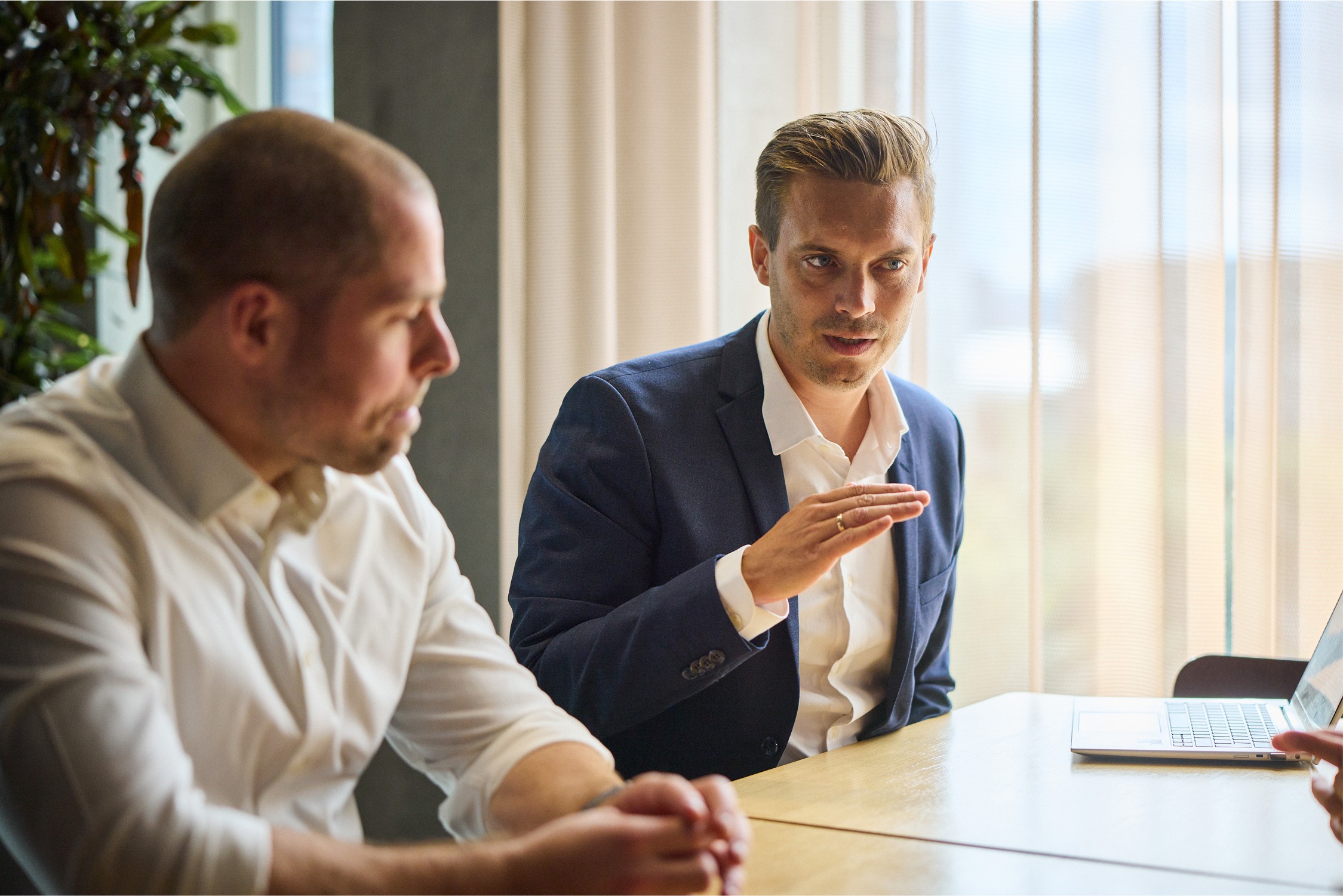 Henrik og Alexander sidder til møde