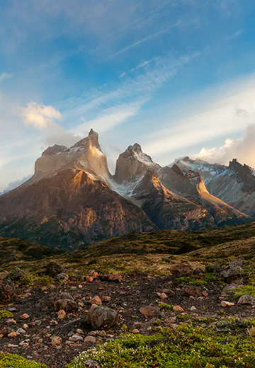 Montanha Colorida do Peru com faixas naturais multicoloridas e trilha de acesso na Cordilheira dos Andes