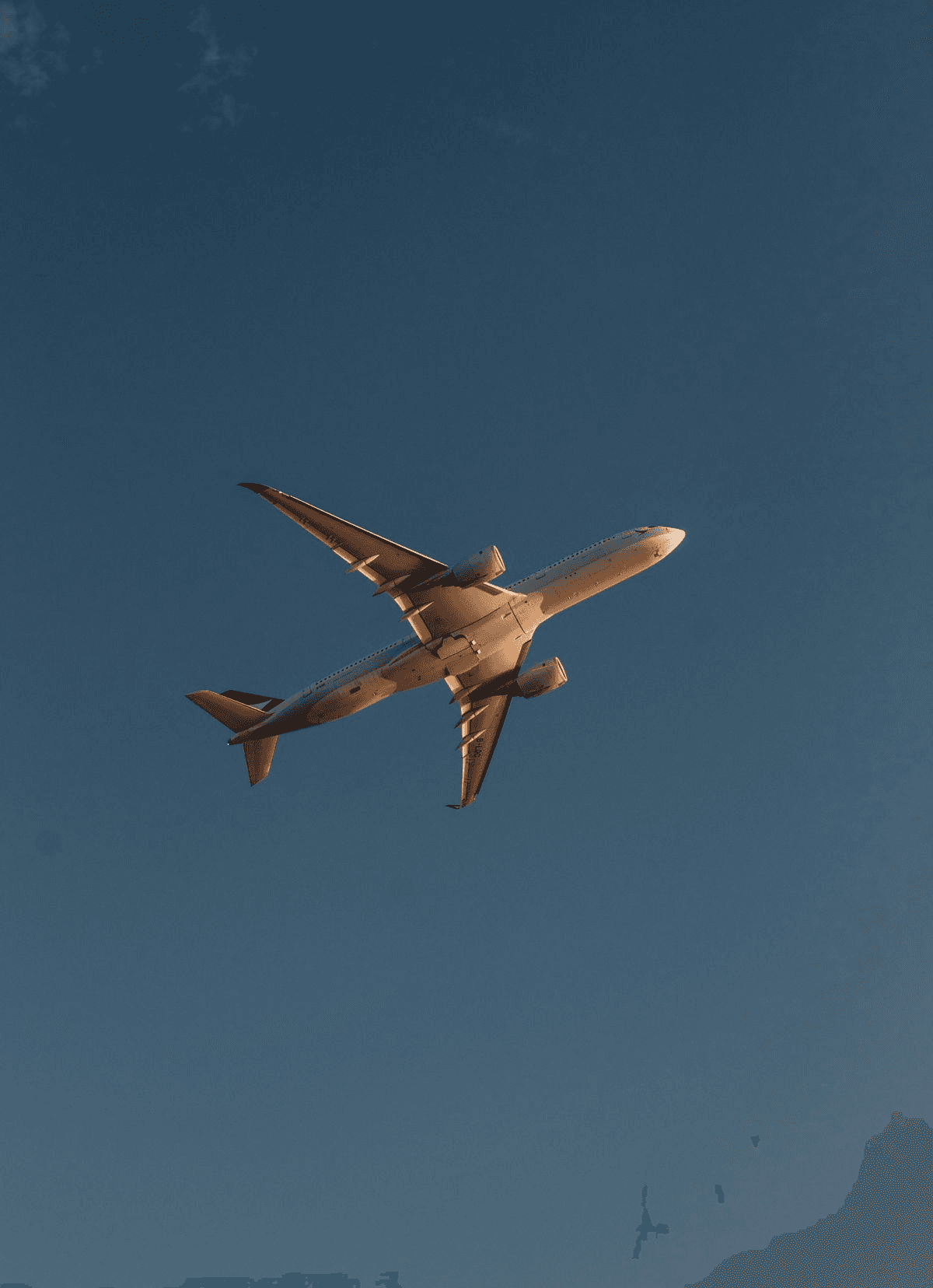 un avion volant sous un ciel bleu