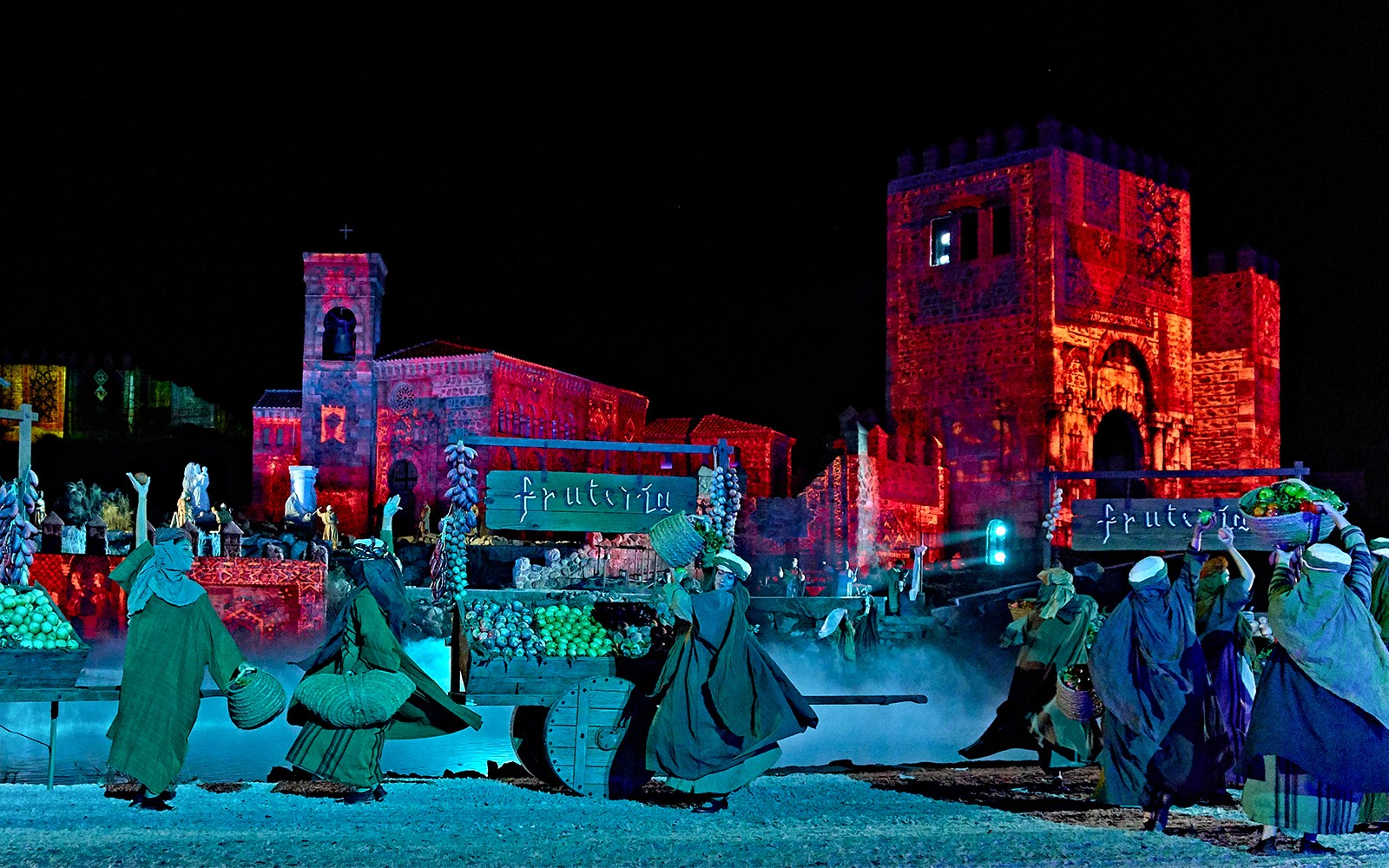 O espetáculo noturno 'O Sonho de Toledo' com artistas em trajes históricos num palco iluminado em Toledo, Espanha.