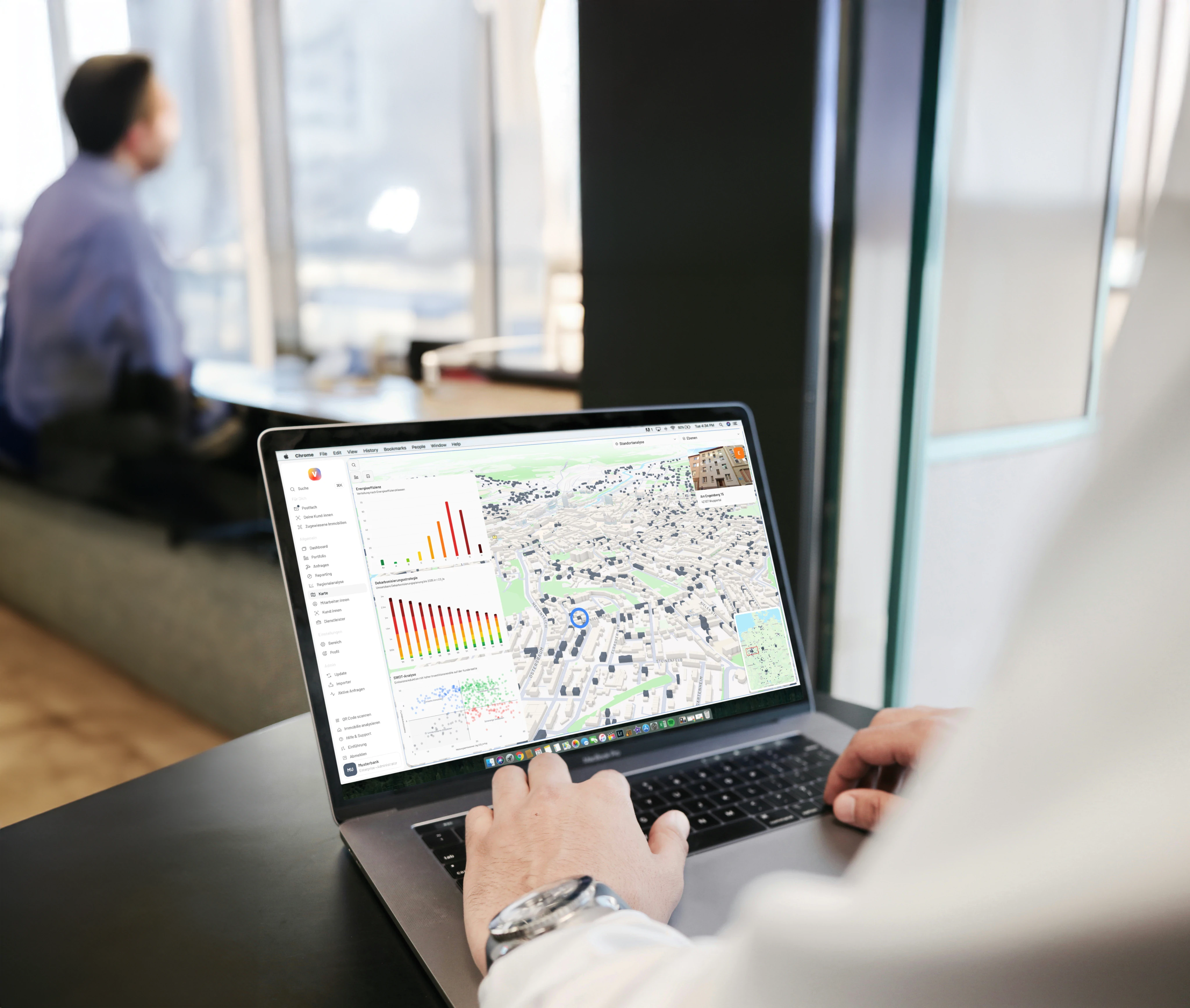 Smartphones zeigen viadukt Maßnahmen Simulation und Maßnahmenseite der Luft-Wärmepumpe mit Fördermöglichkeiten und Analyseergebnissen