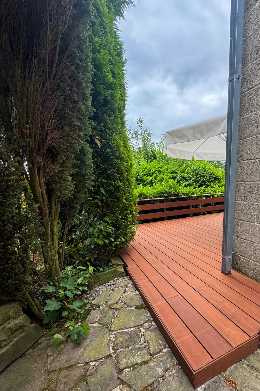 Moderne Holzterrasse im Garten