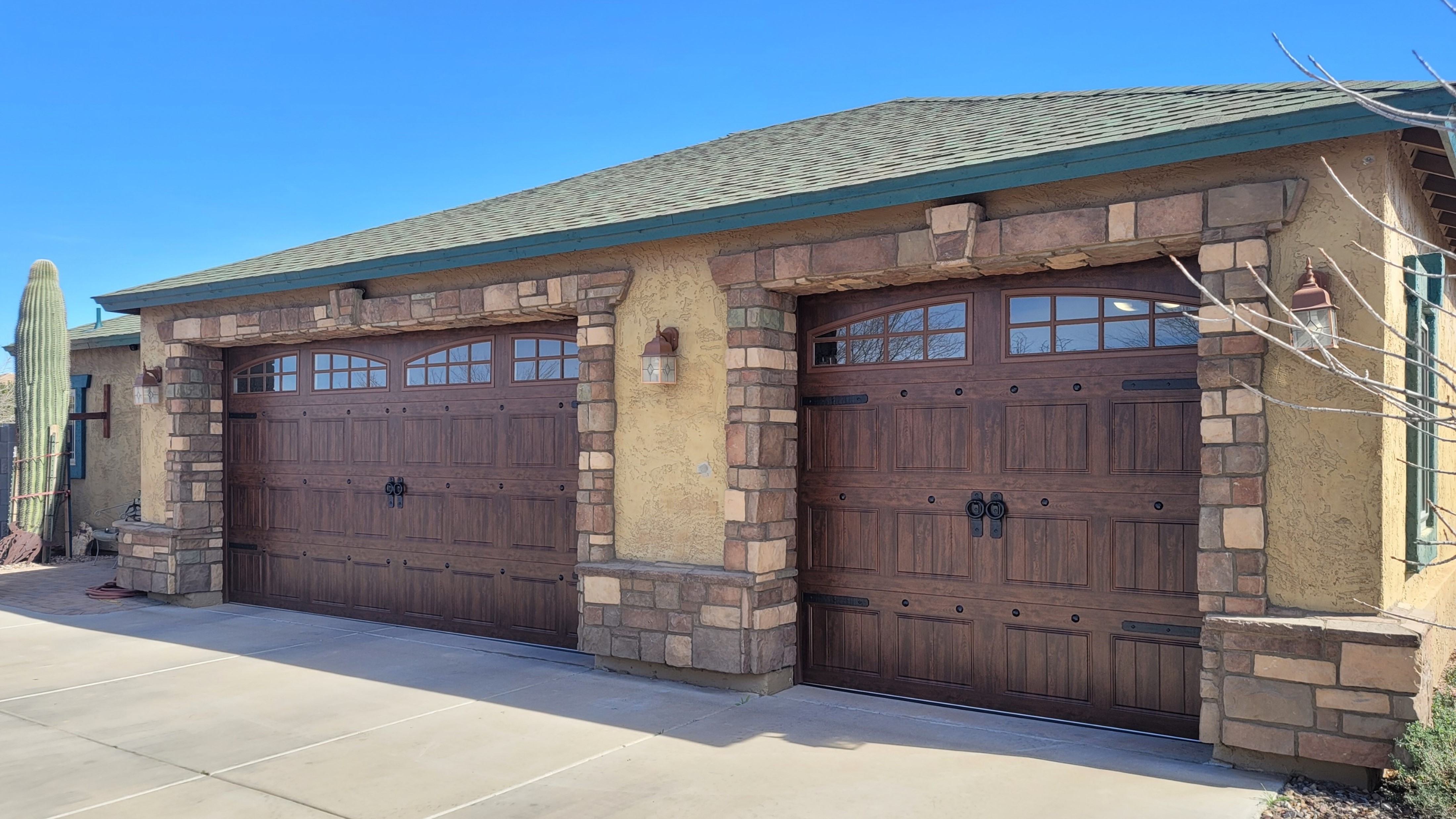 side walk view of a nice suburban house in arizona